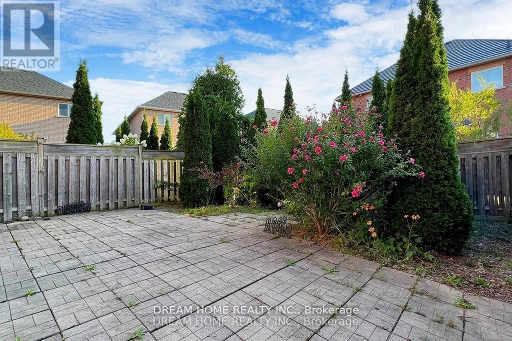 16 Bond Lake Park Street, Richmond Hill, Ontario  L4E 5C3 - Photo 8 - N12468228