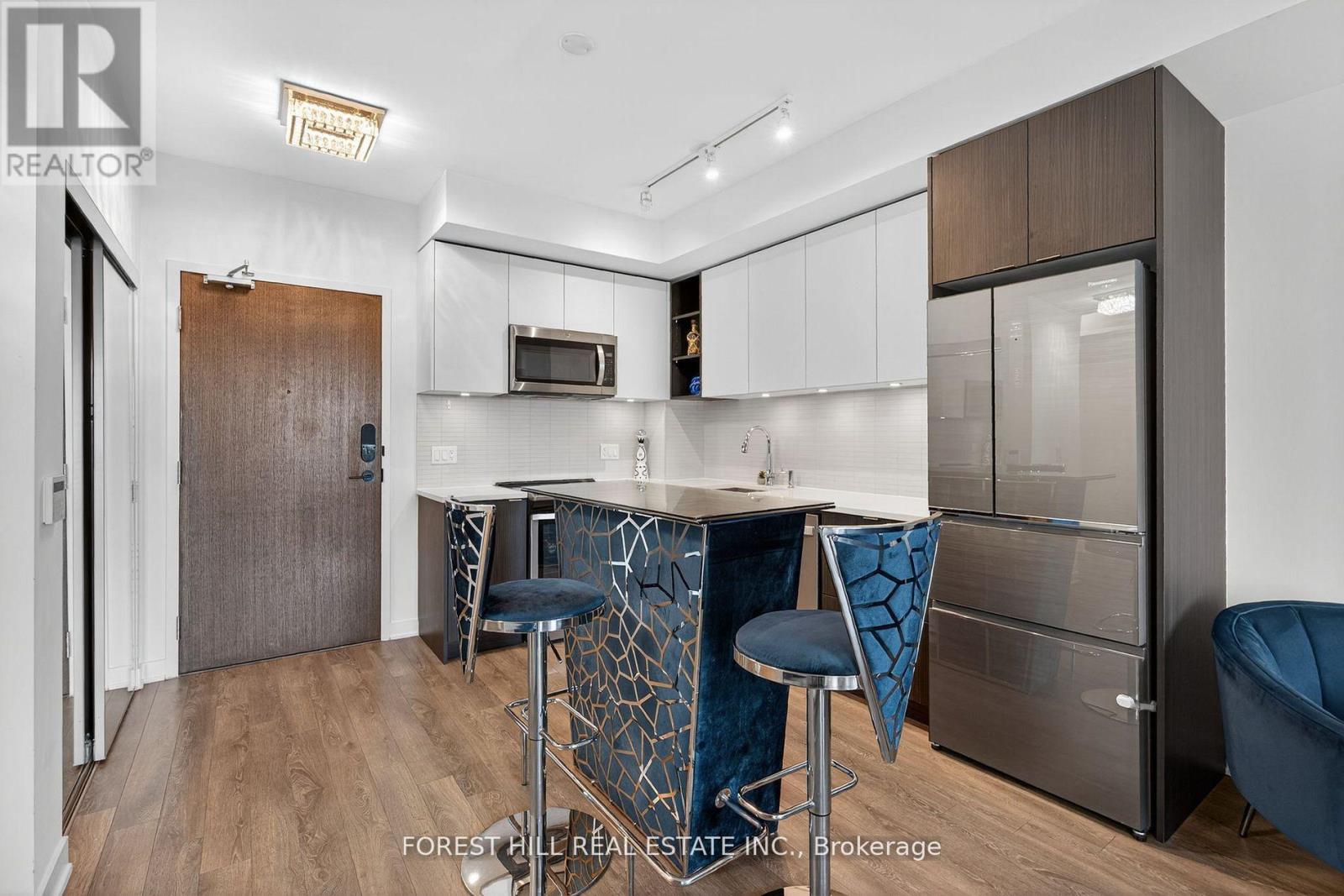 831 - 100 Eagle Rock Way, Vaughan, Ontario  L6A 5B9 - Photo 2 - N12468233