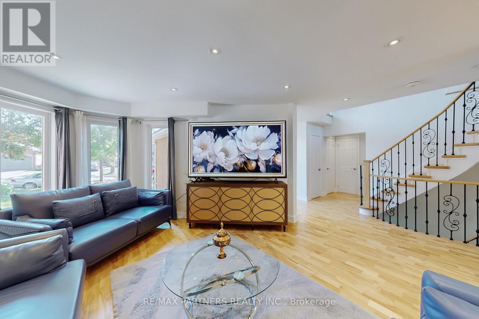 26 Sandfield Drive, Aurora, Ontario  L4G 6R7 - Photo 2 - N12468247
