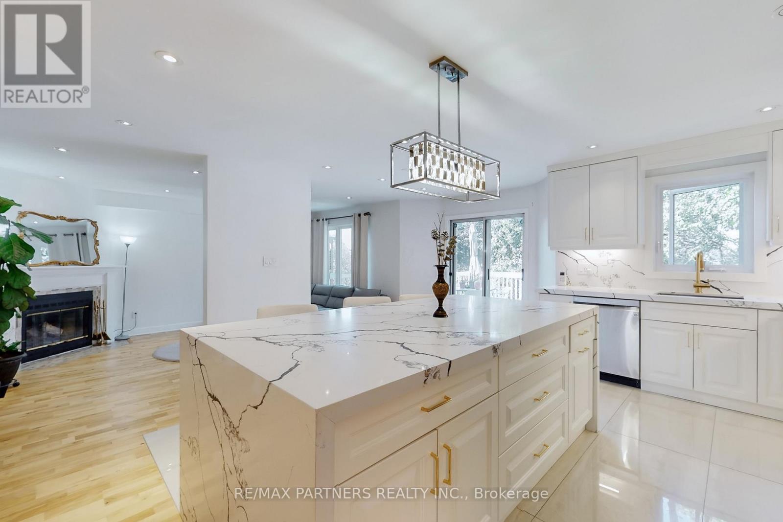 26 Sandfield Drive, Aurora, Ontario  L4G 6R7 - Photo 9 - N12468247
