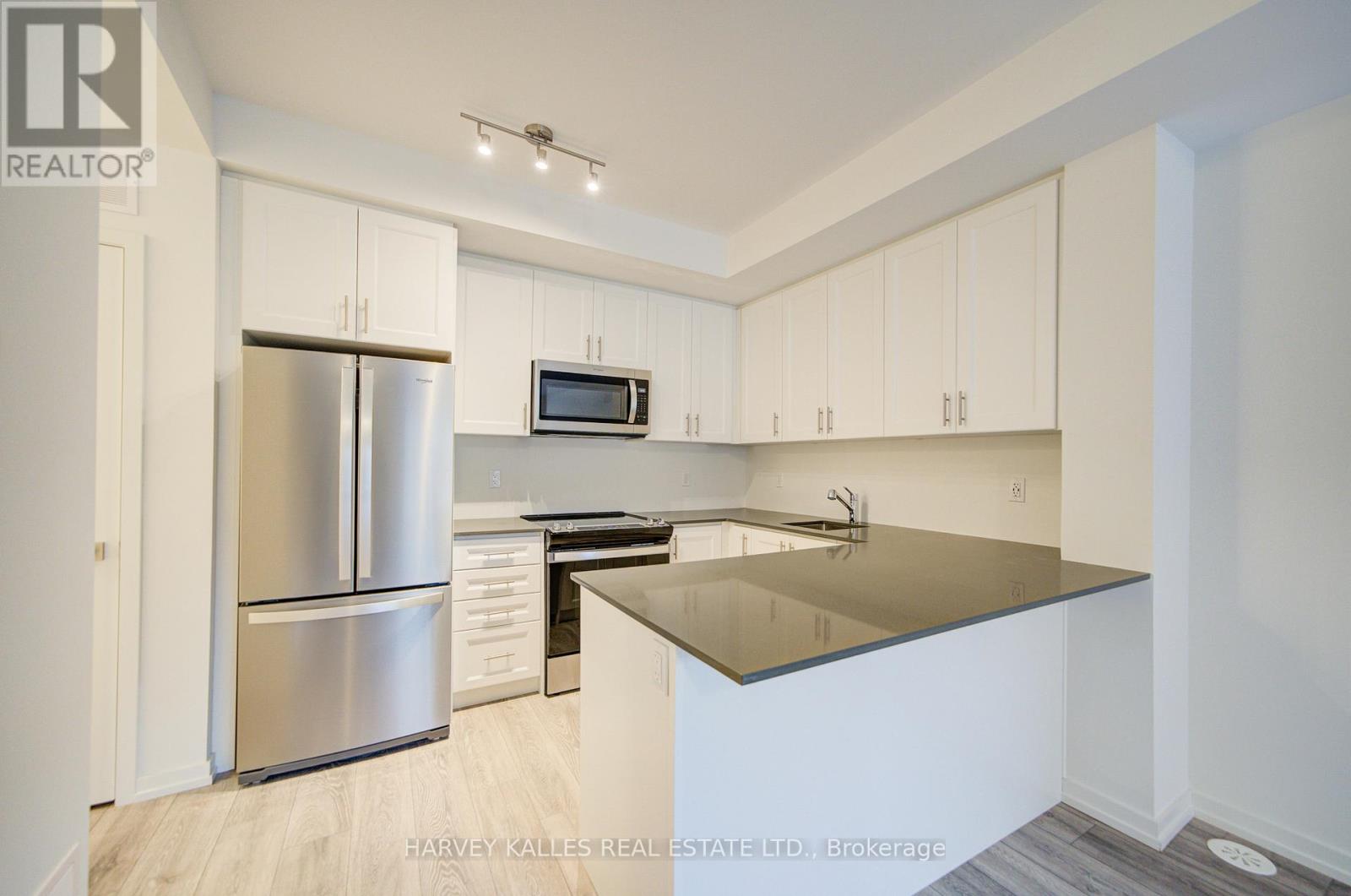 28 - 18 Lytham Green Circle, Newmarket, Ontario  L3Y 0H4 - Photo 9 - N12468363
