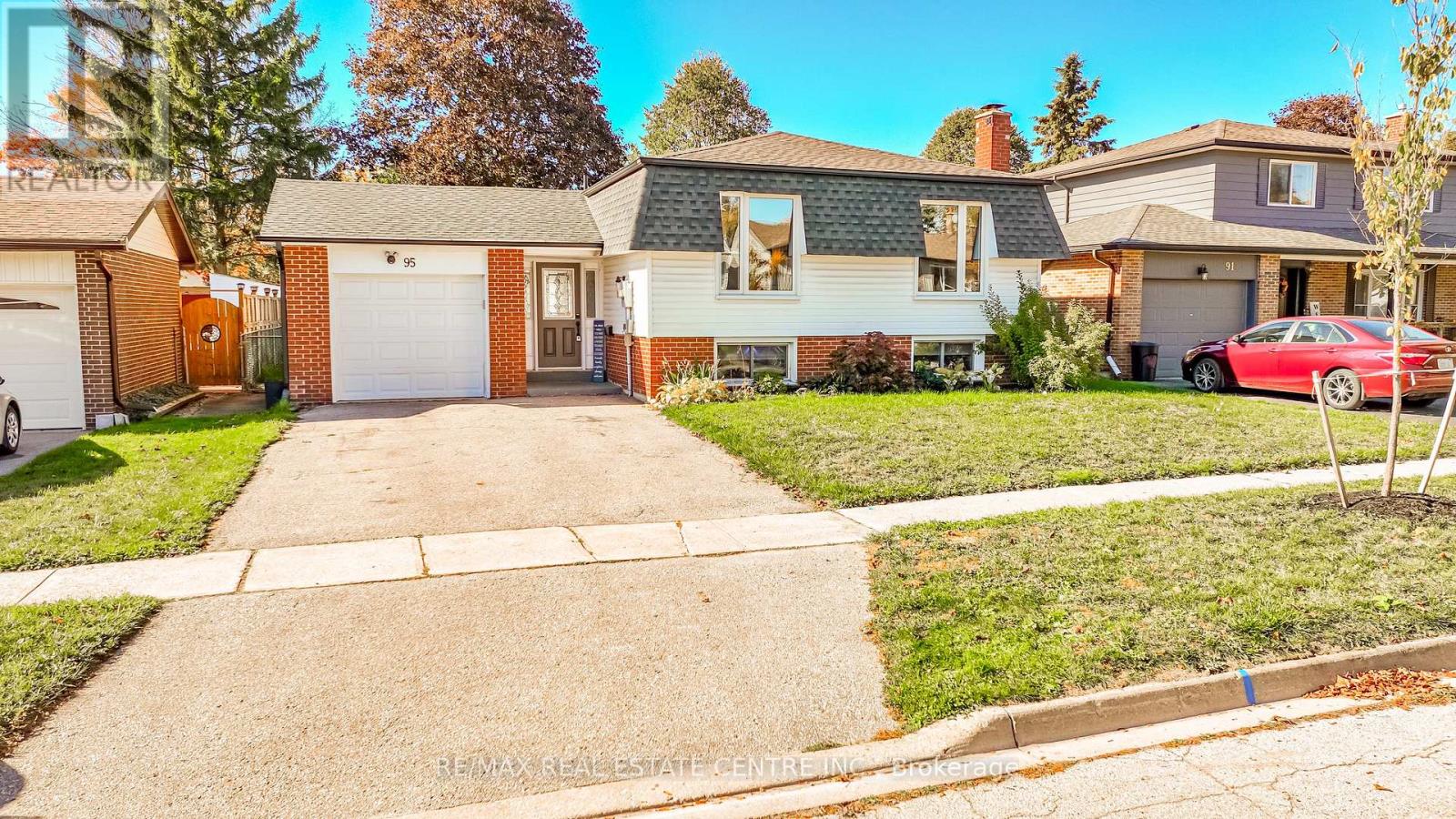 95 Avonmore Crescent, Orangeville, Ontario  L9W 3C2 - Photo 2 - W12468196