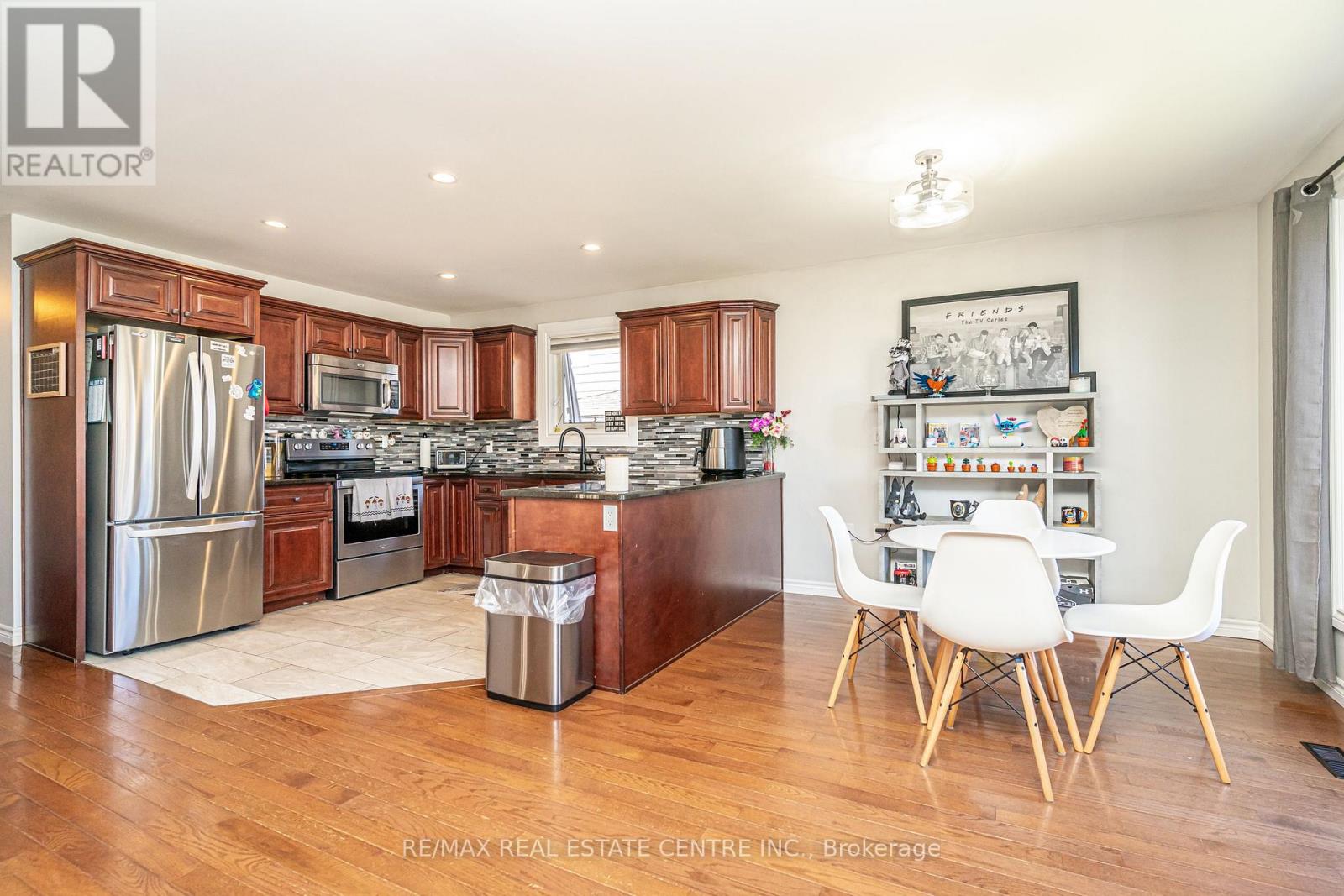 95 Avonmore Crescent, Orangeville, Ontario  L9W 3C2 - Photo 9 - W12468196