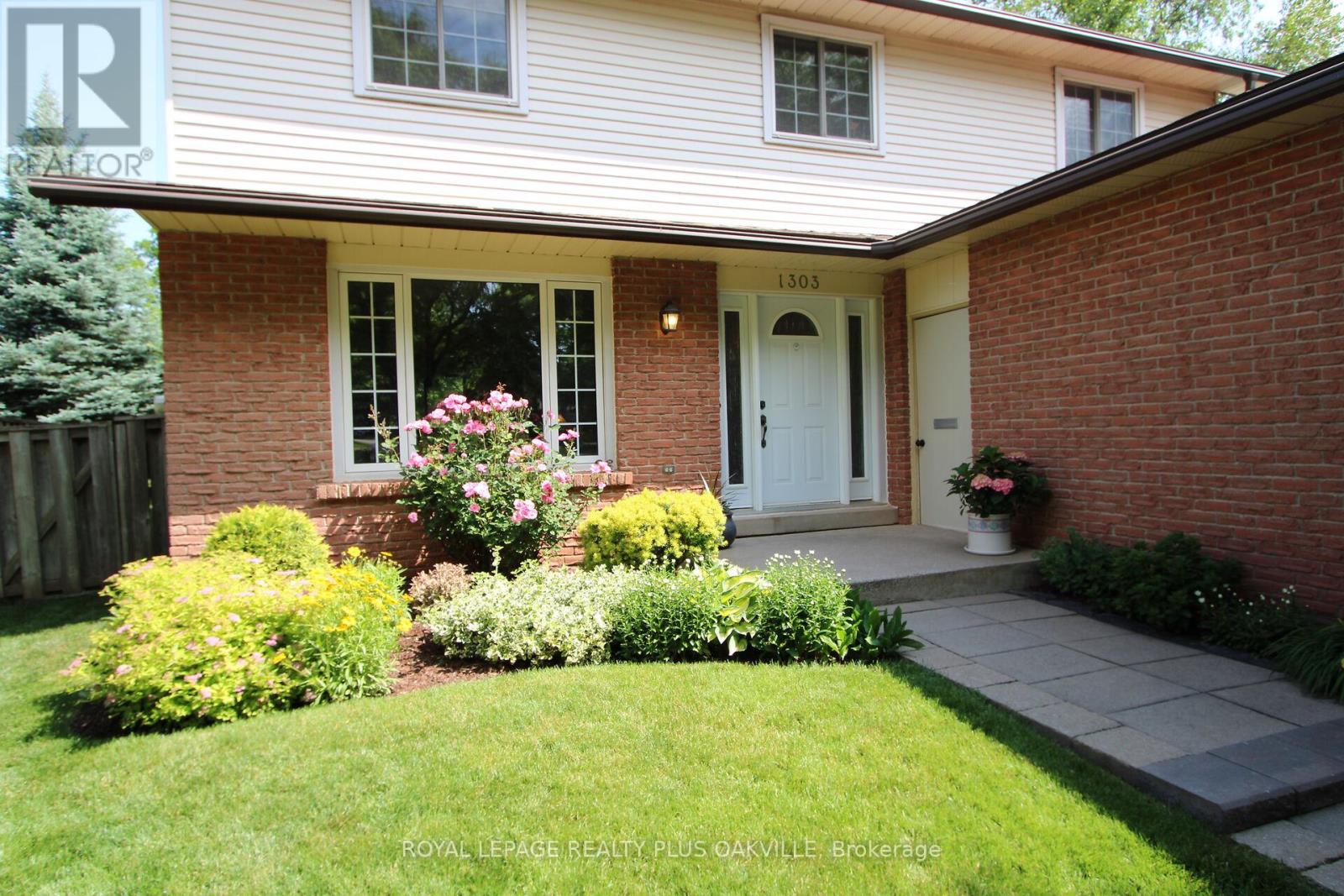 1303 Henley Place, Oakville, Ontario  L6H 2W1 - Photo 4 - W12468215