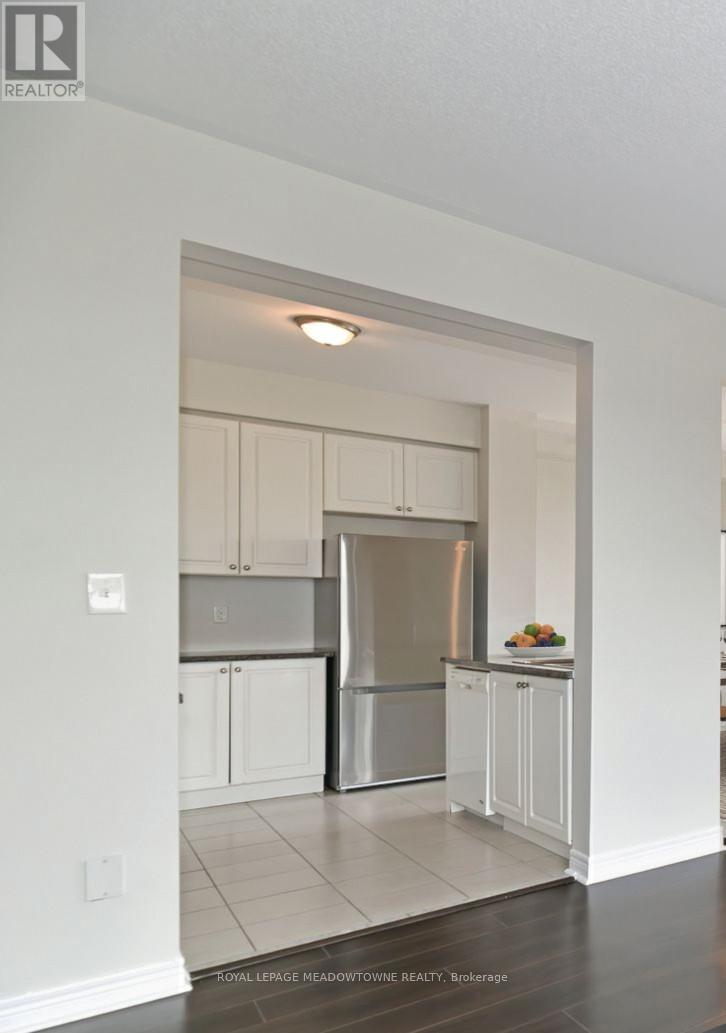 1124 Durno Court, Milton, Ontario  L9T 8P6 - Photo 7 - W12468266