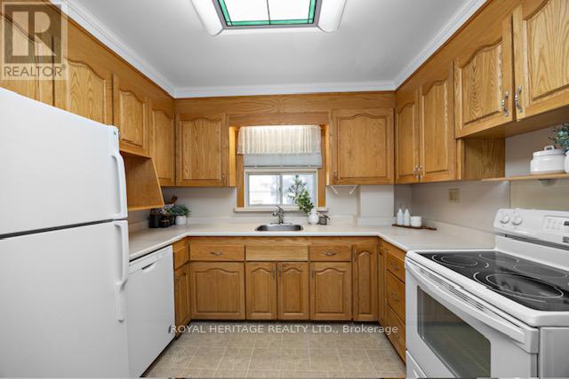 41 Bethnal Avenue, Toronto, Ontario  M8Y 1Y8 - Photo 13 - W12468270