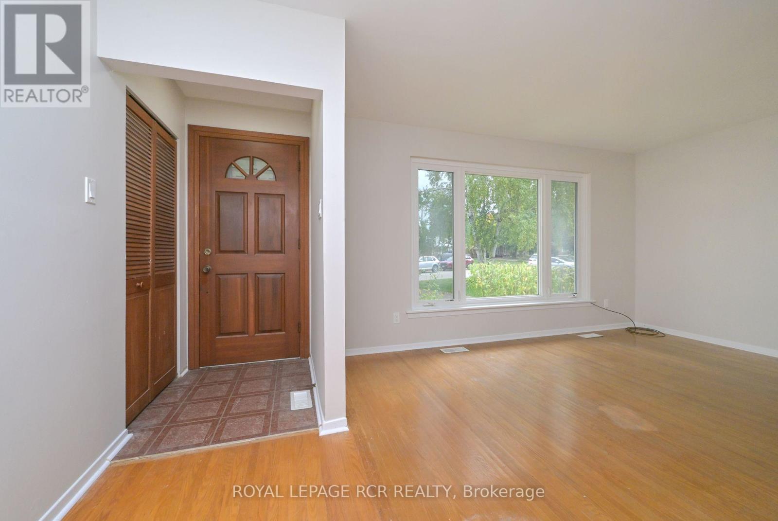 61 Belmont Drive, Brampton, Ontario  L6T 2K5 - Photo 2 - W12468350