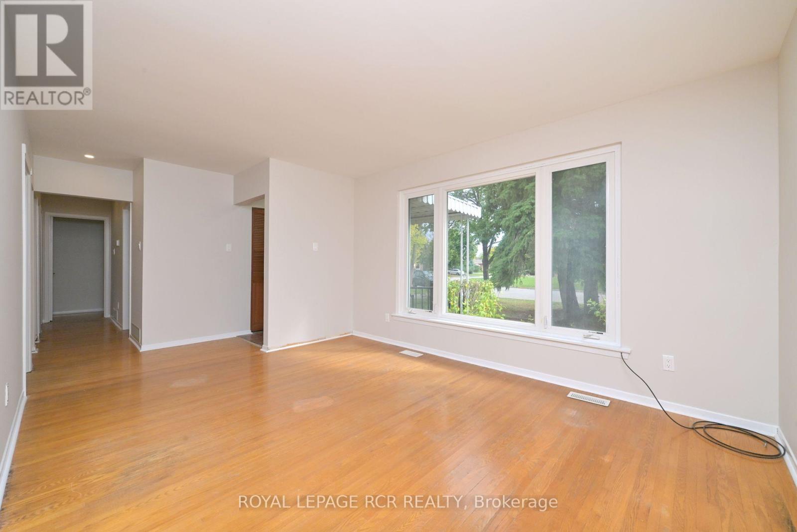 61 Belmont Drive, Brampton, Ontario  L6T 2K5 - Photo 5 - W12468350
