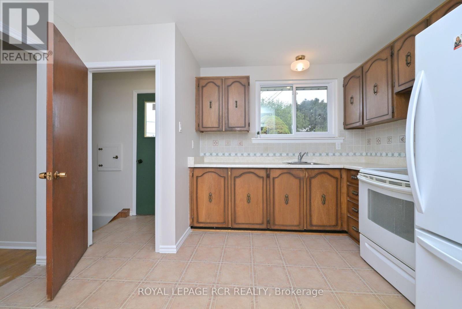 61 Belmont Drive, Brampton, Ontario  L6T 2K5 - Photo 7 - W12468350