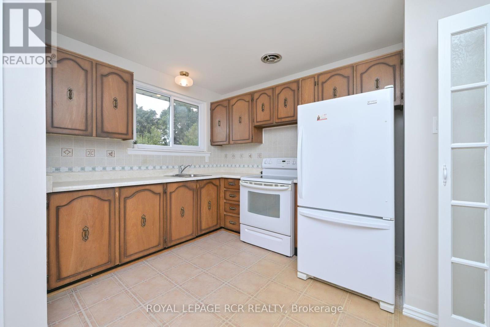 61 Belmont Drive, Brampton, Ontario  L6T 2K5 - Photo 8 - W12468350