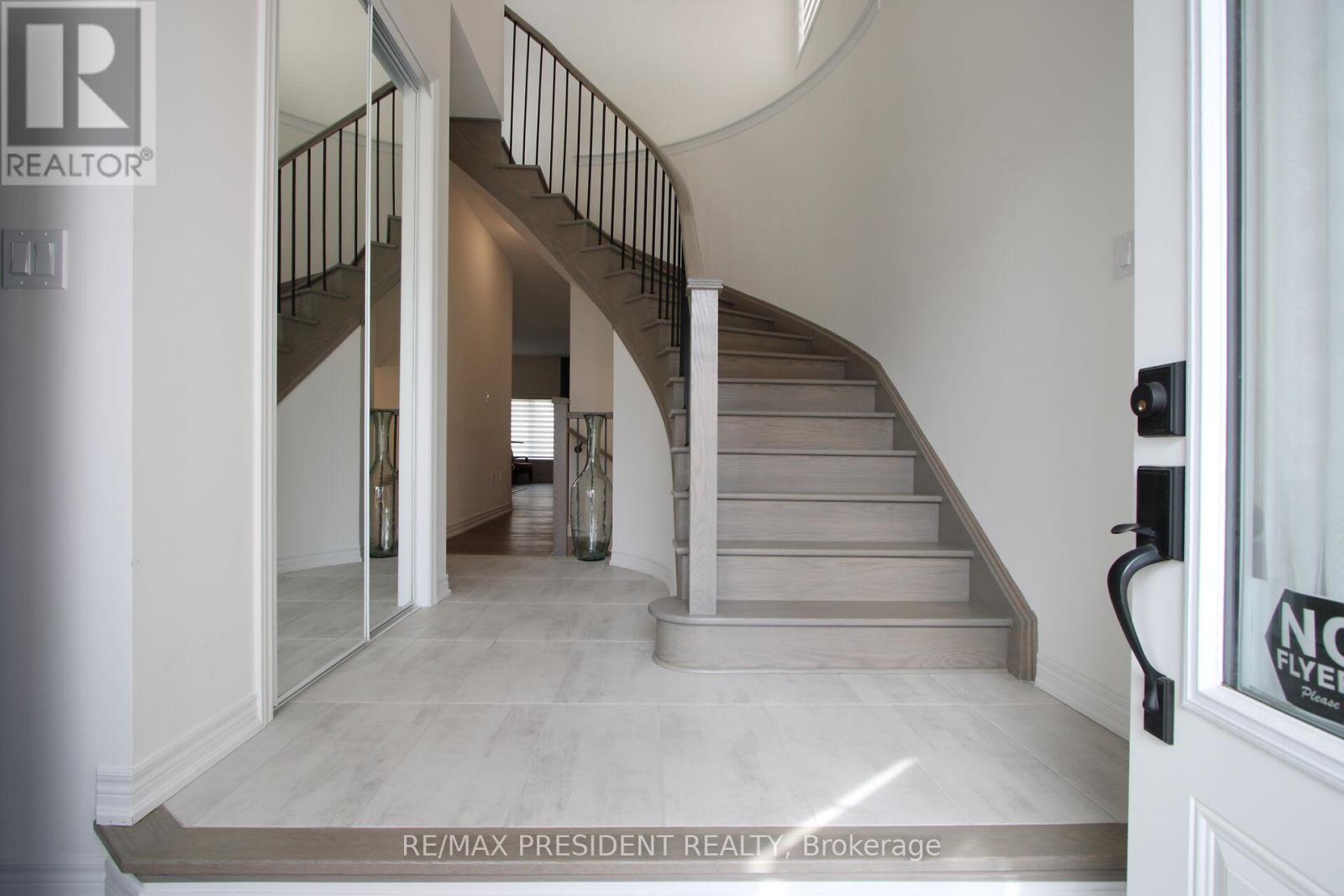 3911 Koenig Road, Burlington, Ontario  L7M 0Z5 - Photo 4 - W12468358