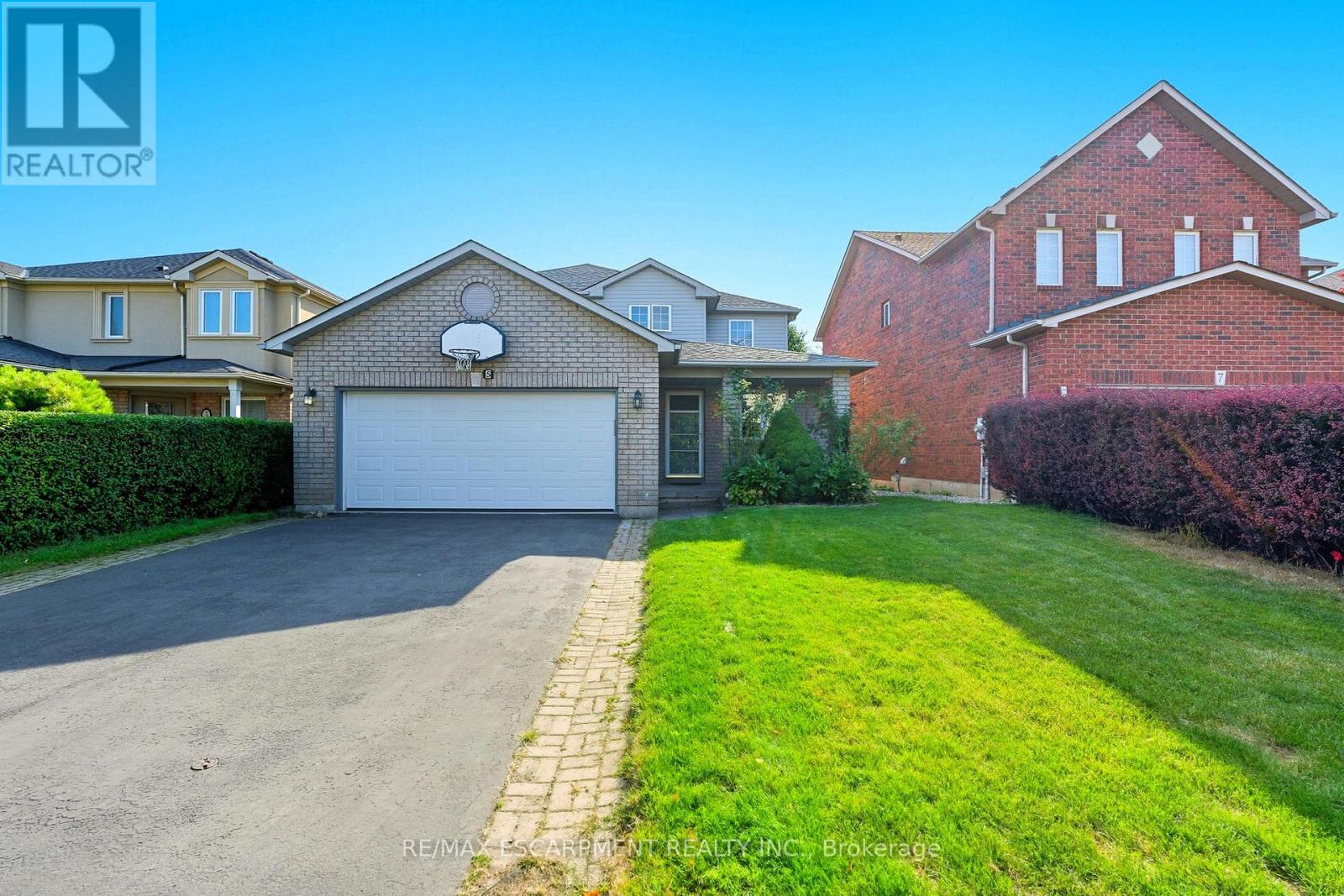 5 Chesapeake Drive, Hamilton, Ontario  L8B 0H7 - Photo 2 - X12468287