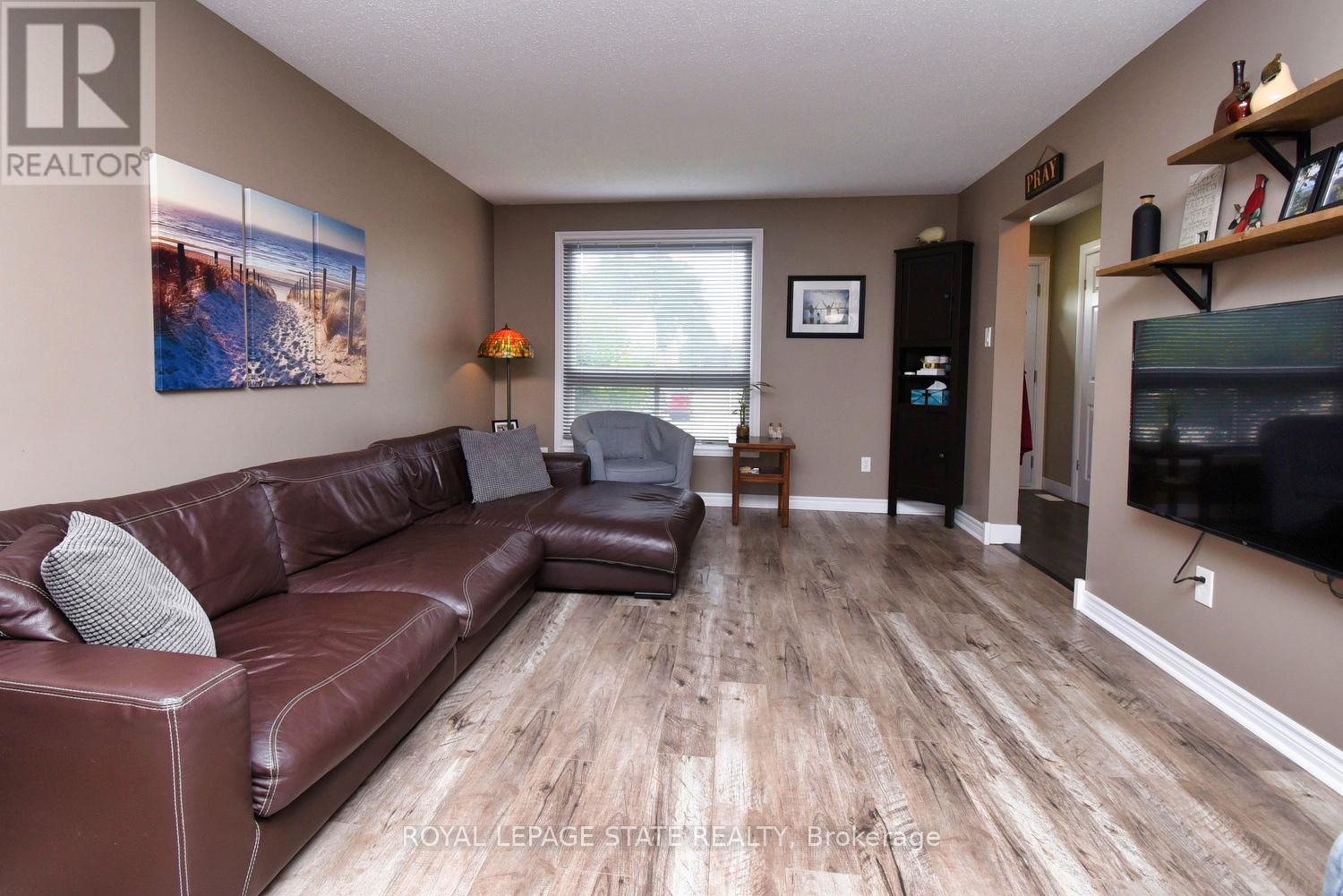 122 - 150 Gateshead Crescent, Hamilton, Ontario  L8G 4A7 - Photo 2 - X12468355