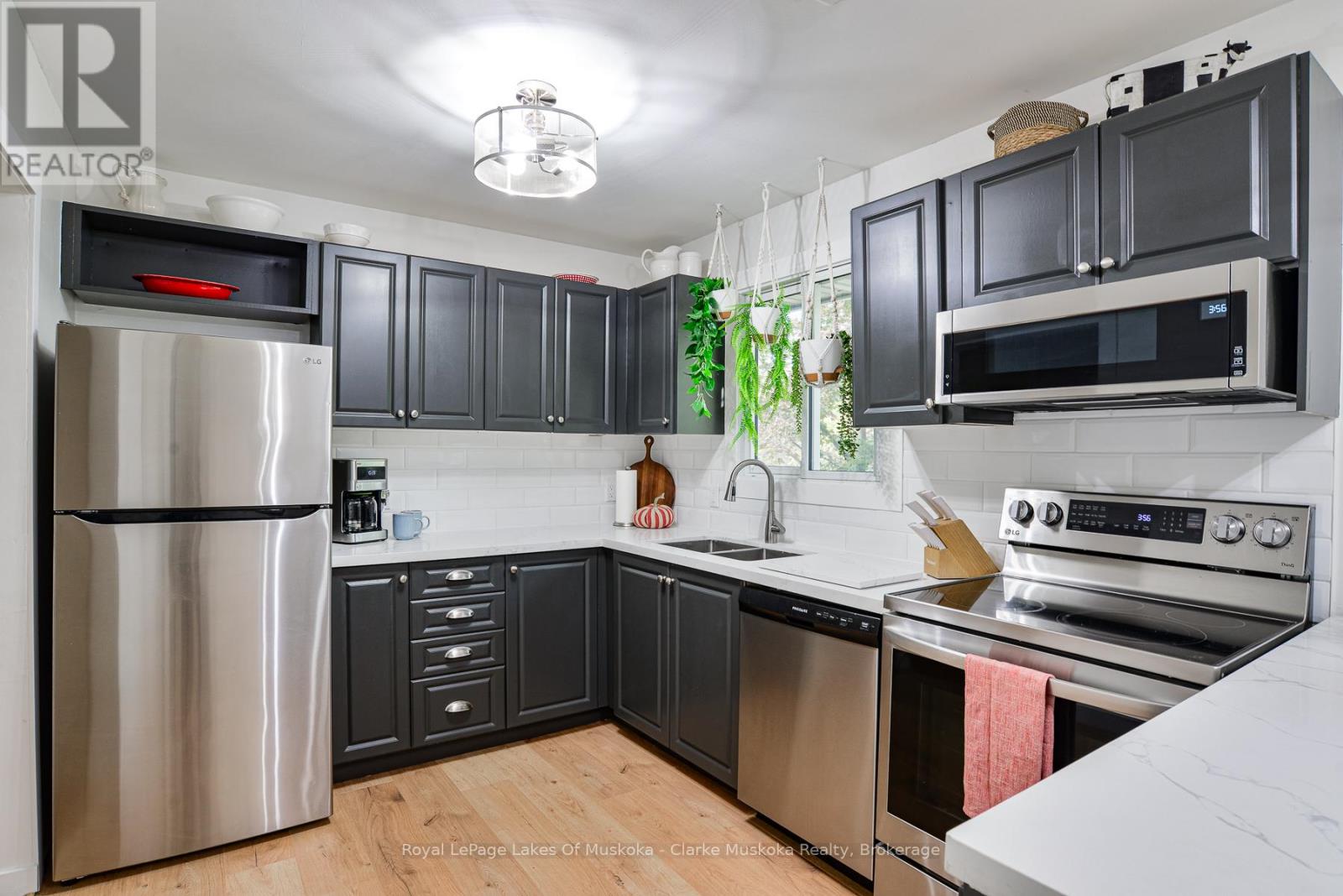 2 Sunset Crescent, Severn, Ontario  L0K 1E0 - Photo 4 - S12468472