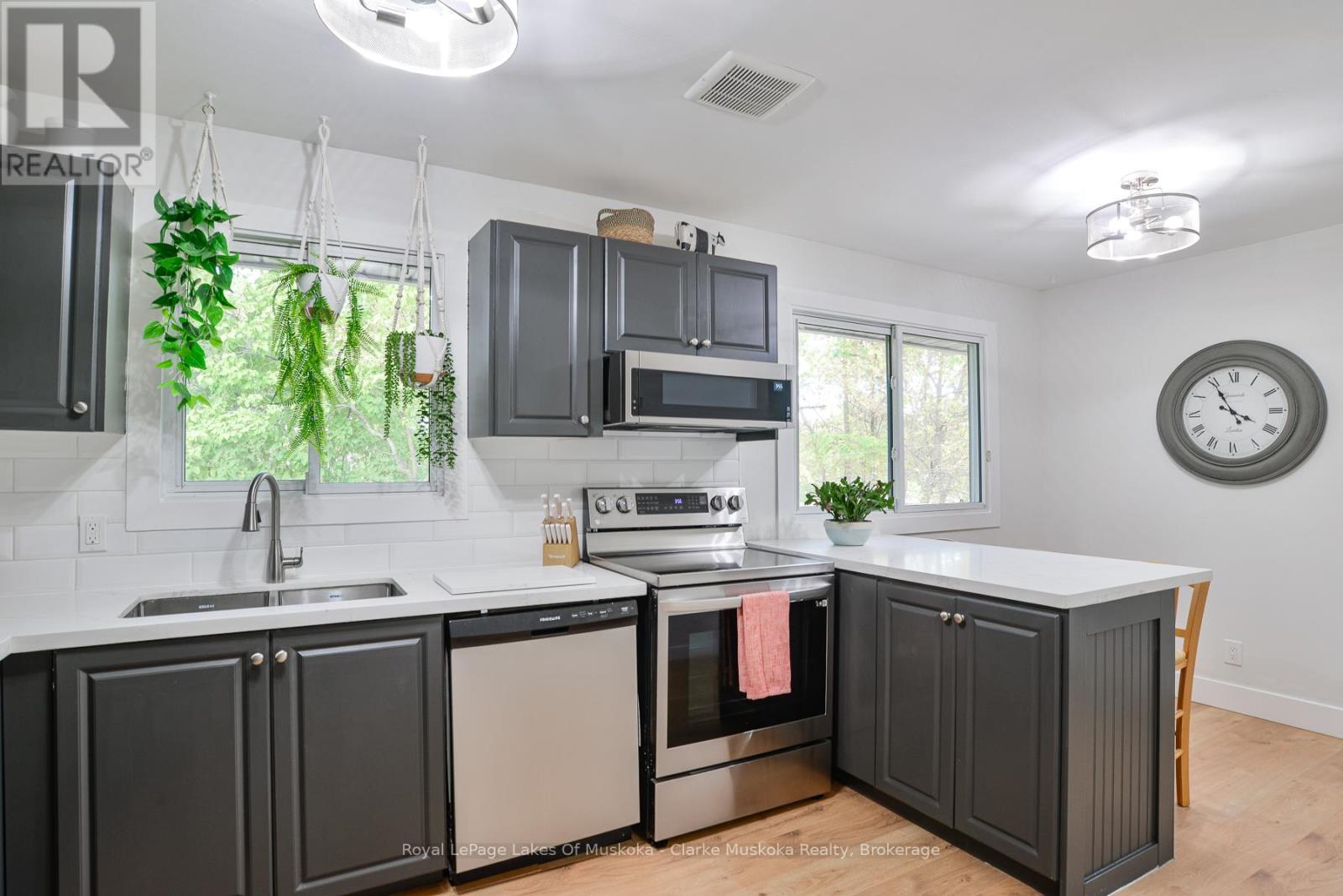 2 Sunset Crescent, Severn, Ontario  L0K 1E0 - Photo 5 - S12468472