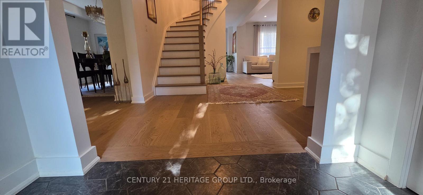337 Carruthers Avenue, Newmarket, Ontario  L3X 2B7 - Photo 2 - N12468416