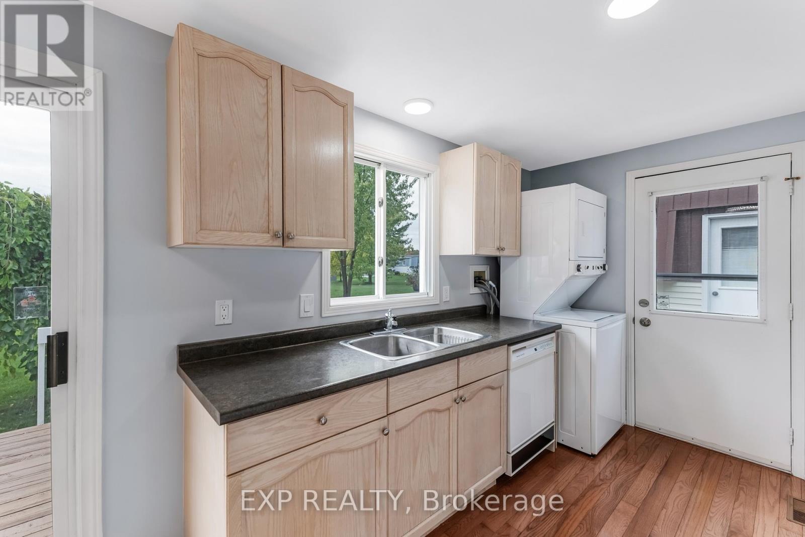 3 Comforts Cove, Innisfil, Ontario  L9S 1S3 - Photo 8 - N12468426