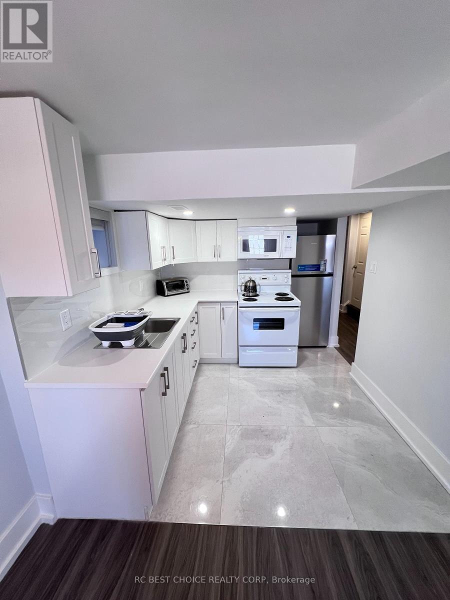 B - 747 Botany Hill Crescent, Newmarket, Ontario  L3Y 3A7 - Photo 4 - N12468445