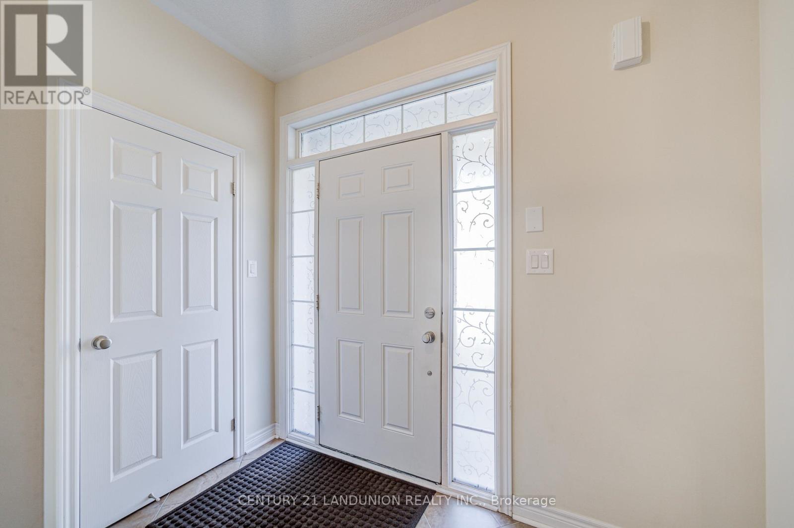 60 James Joyce Drive, Markham, Ontario  L6C 0N7 - Photo 3 - N12468454