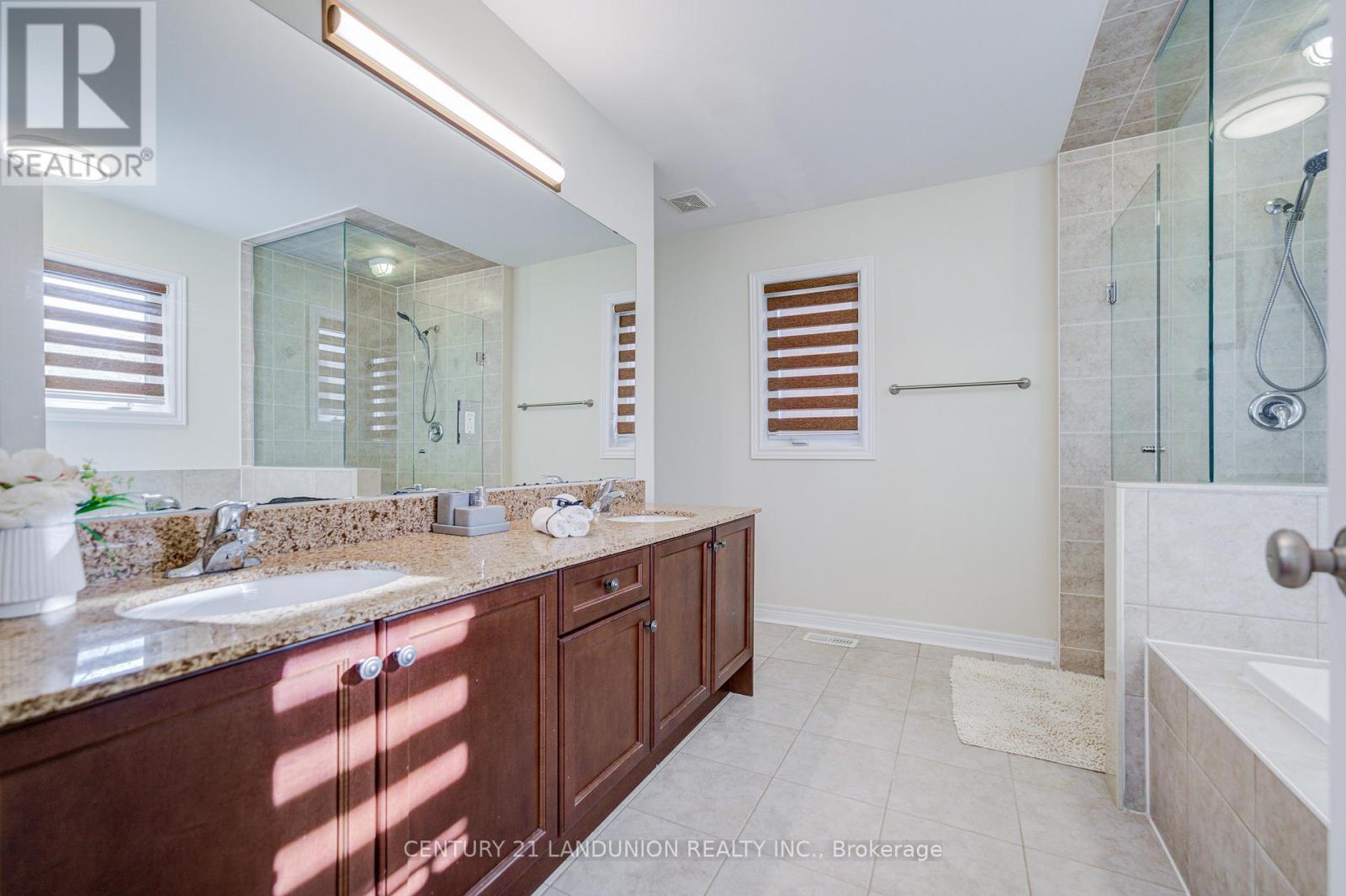 60 James Joyce Drive, Markham, Ontario  L6C 0N7 - Photo 35 - N12468454