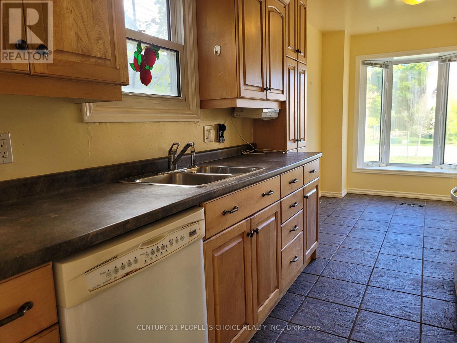 76 Elmvale Avenue, Brampton, Ontario  L6Z 1A5 - Photo 6 - W12466433