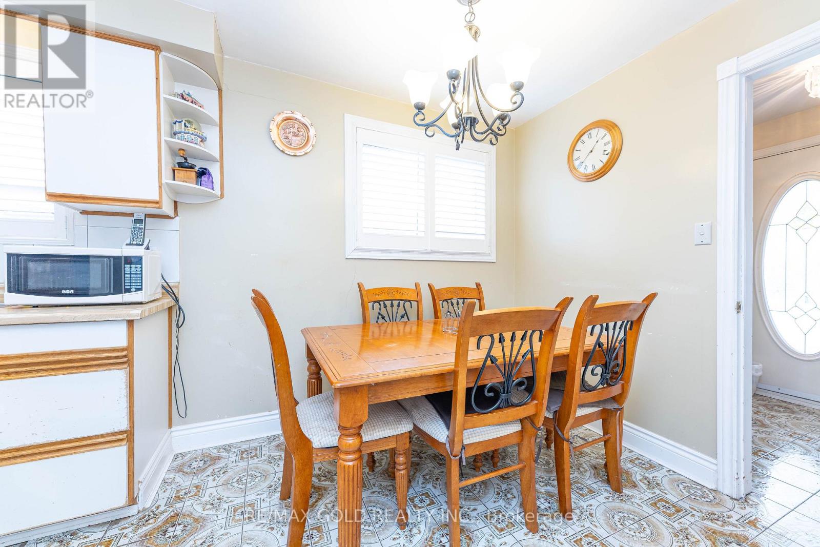 3196 Newbound Court, Mississauga, Ontario  L4T 1R9 - Photo 6 - W12468372