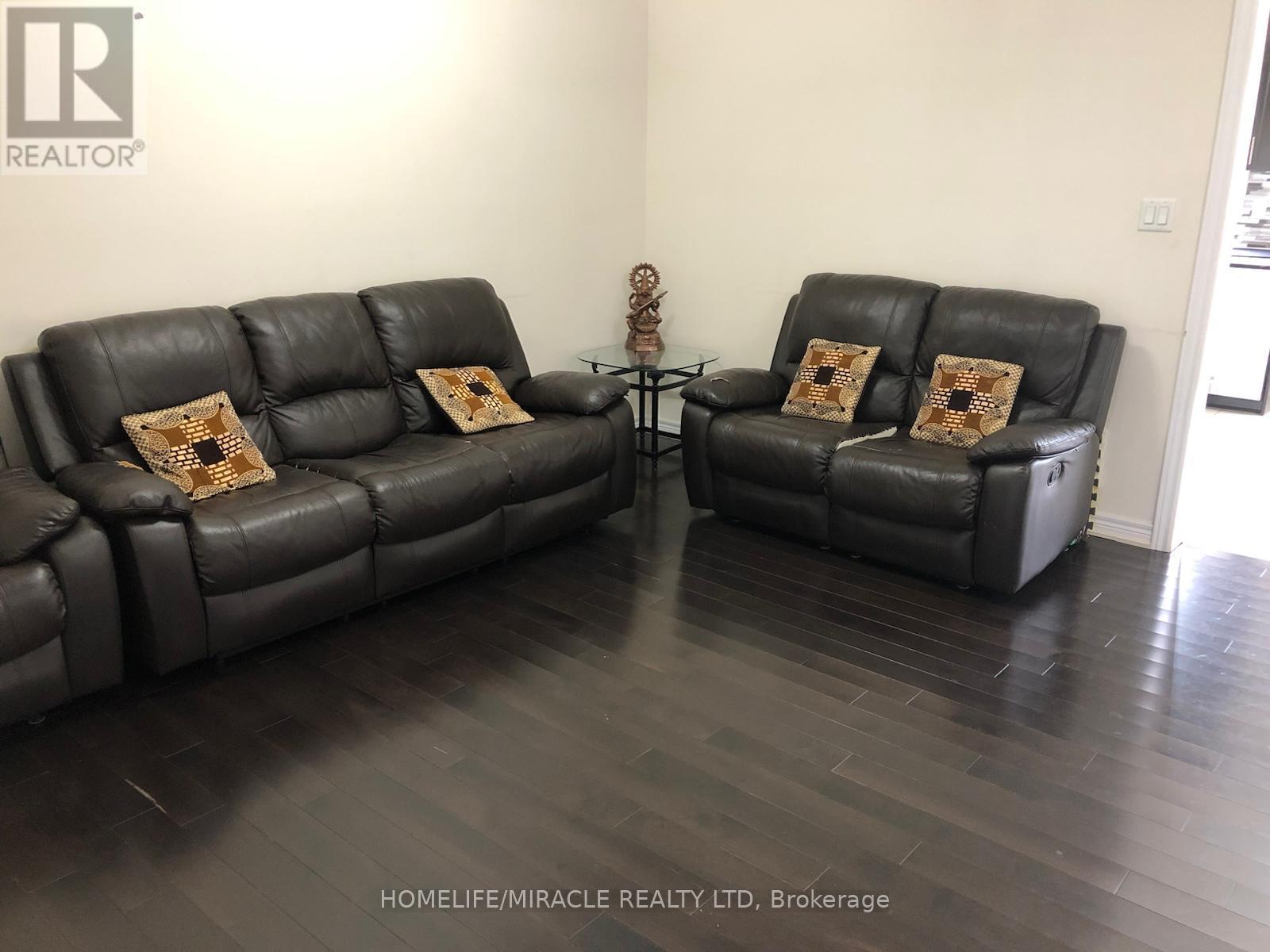31 Banbridge Crescent, Brampton, Ontario  L6X 5L9 - Photo 2 - W12468374