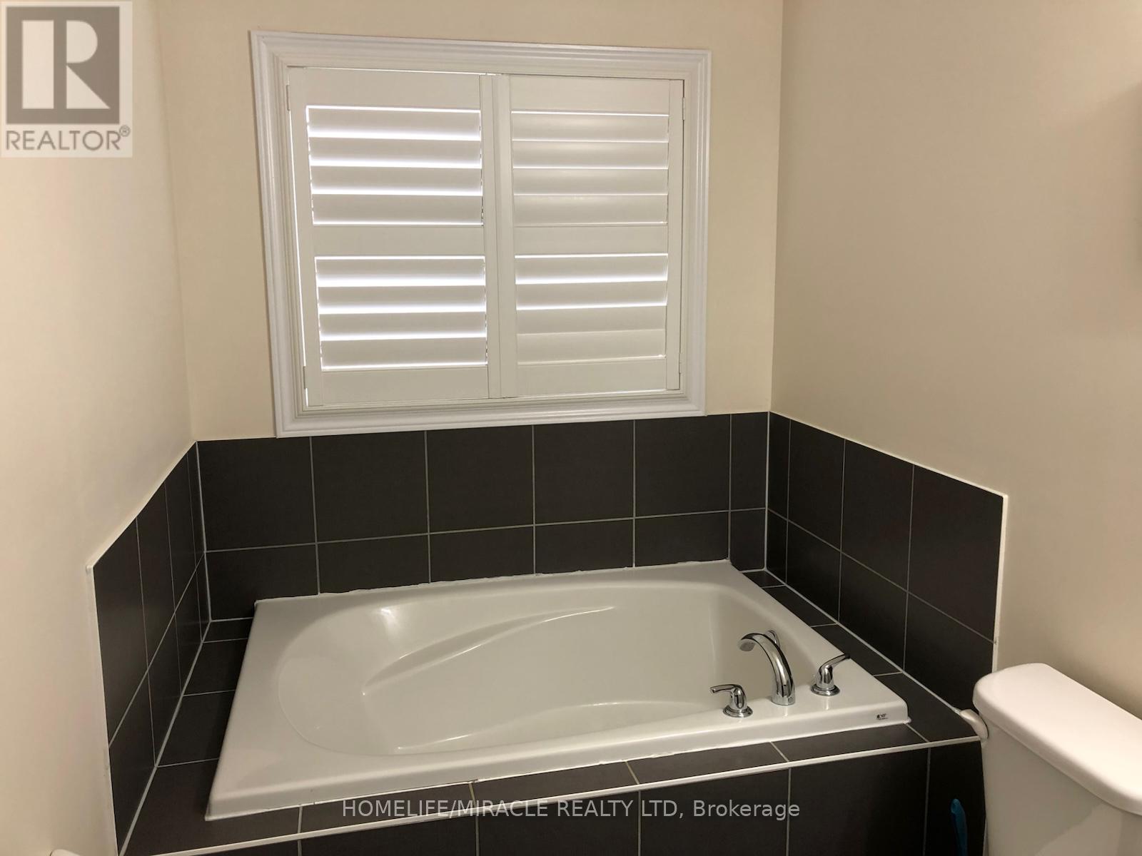 31 Banbridge Crescent, Brampton, Ontario  L6X 5L9 - Photo 24 - W12468374