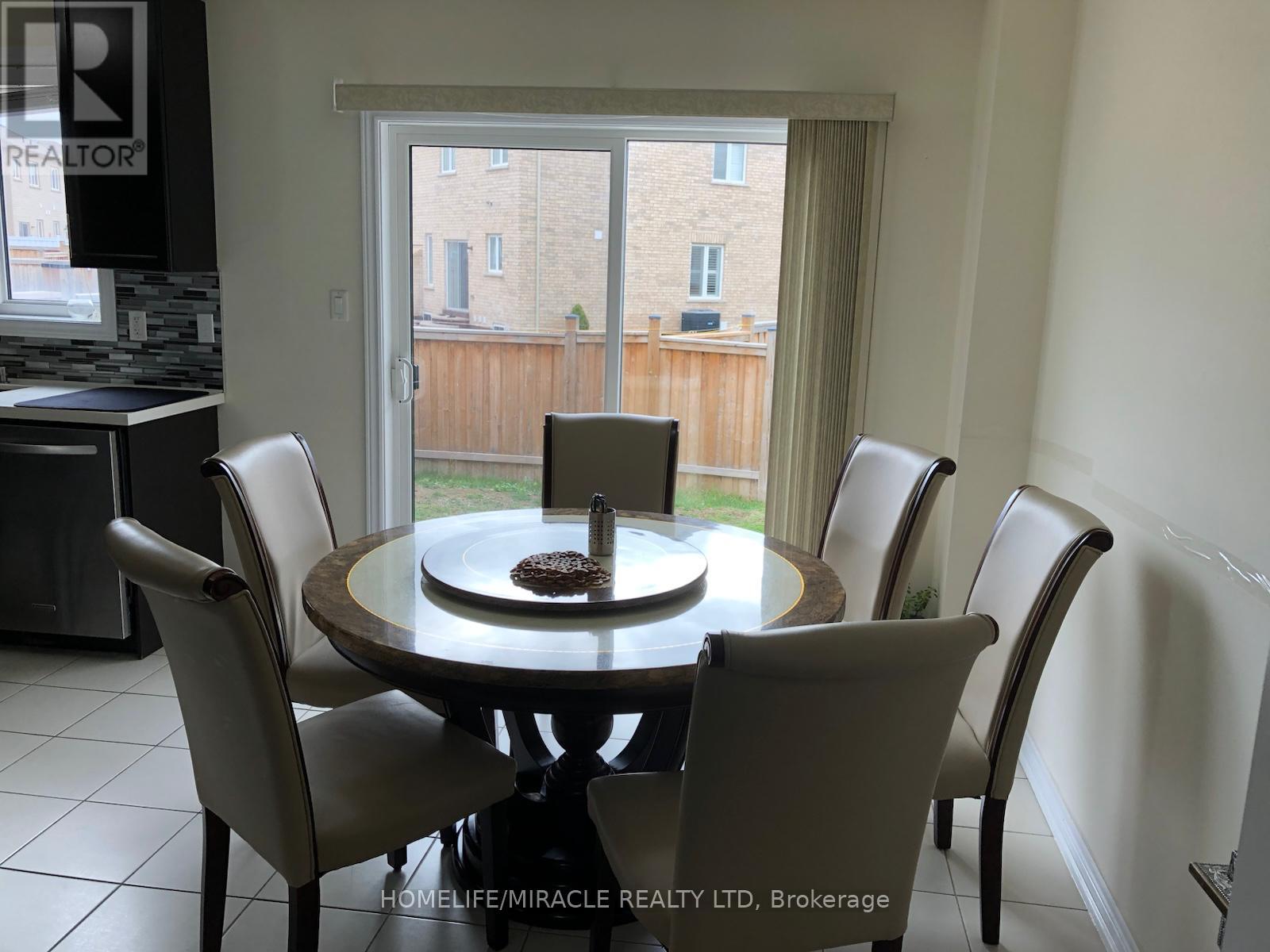 31 Banbridge Crescent, Brampton, Ontario  L6X 5L9 - Photo 4 - W12468374