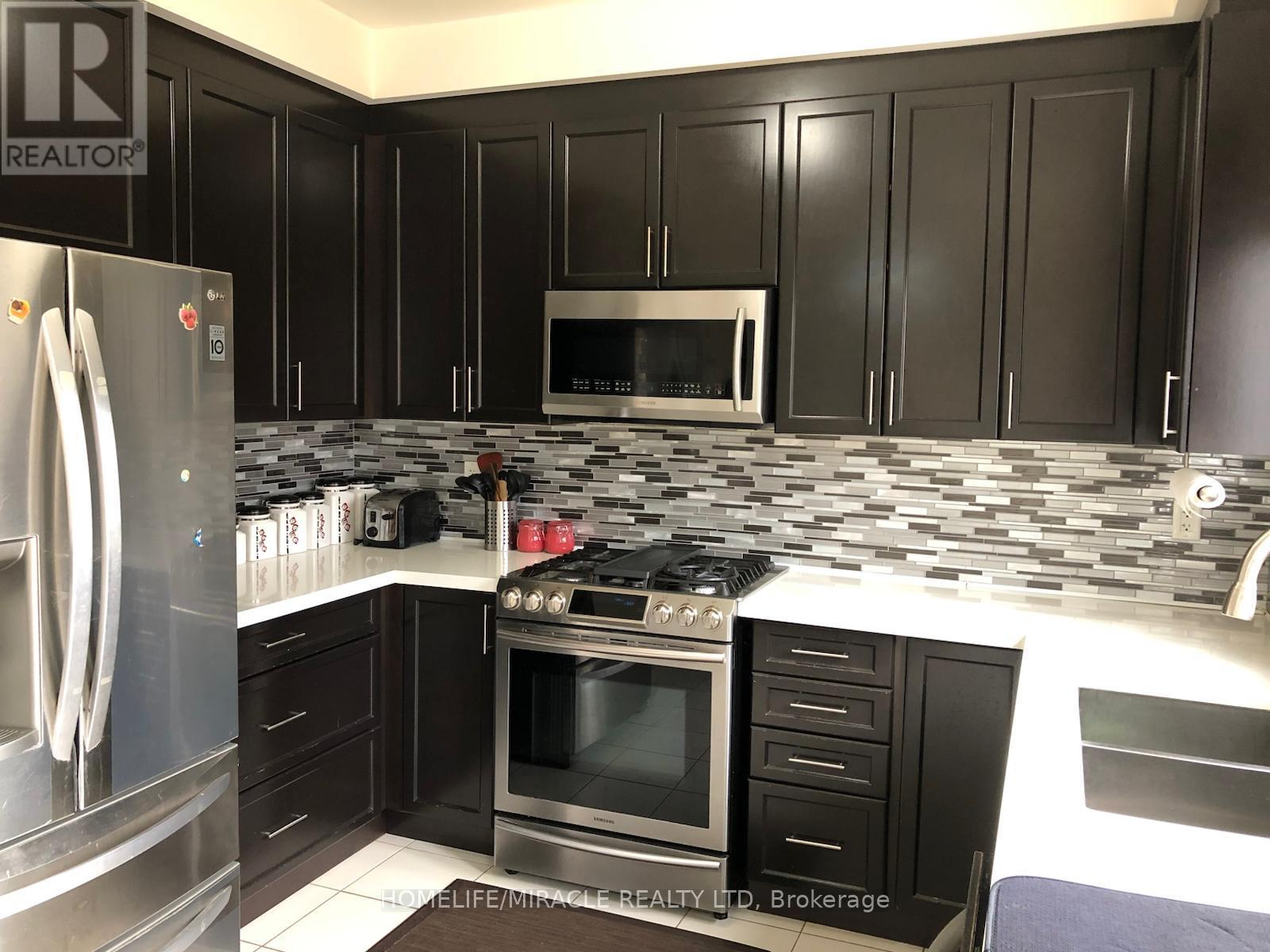31 Banbridge Crescent, Brampton, Ontario  L6X 5L9 - Photo 6 - W12468374