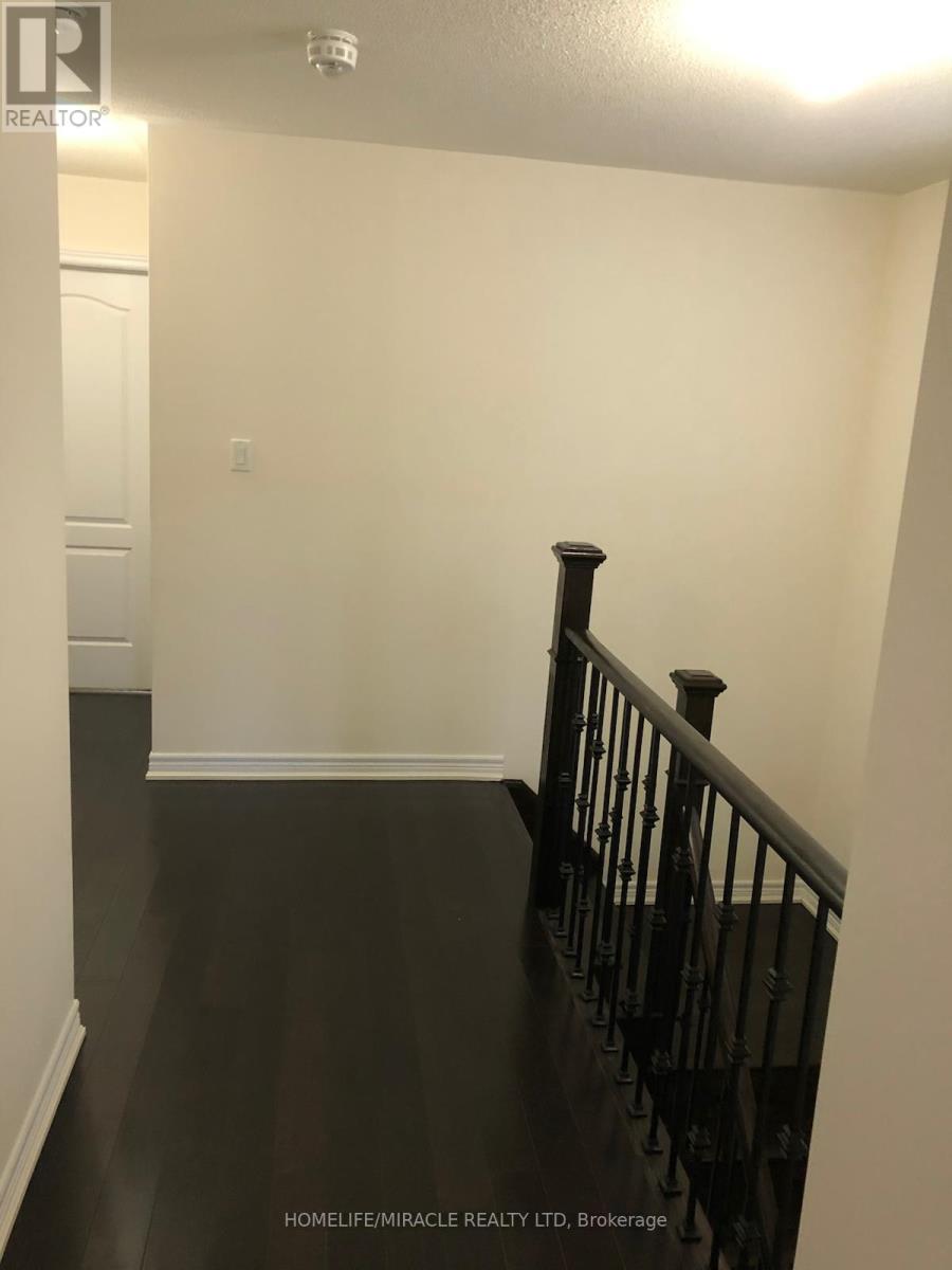 31 Banbridge Crescent, Brampton, Ontario  L6X 5L9 - Photo 7 - W12468374