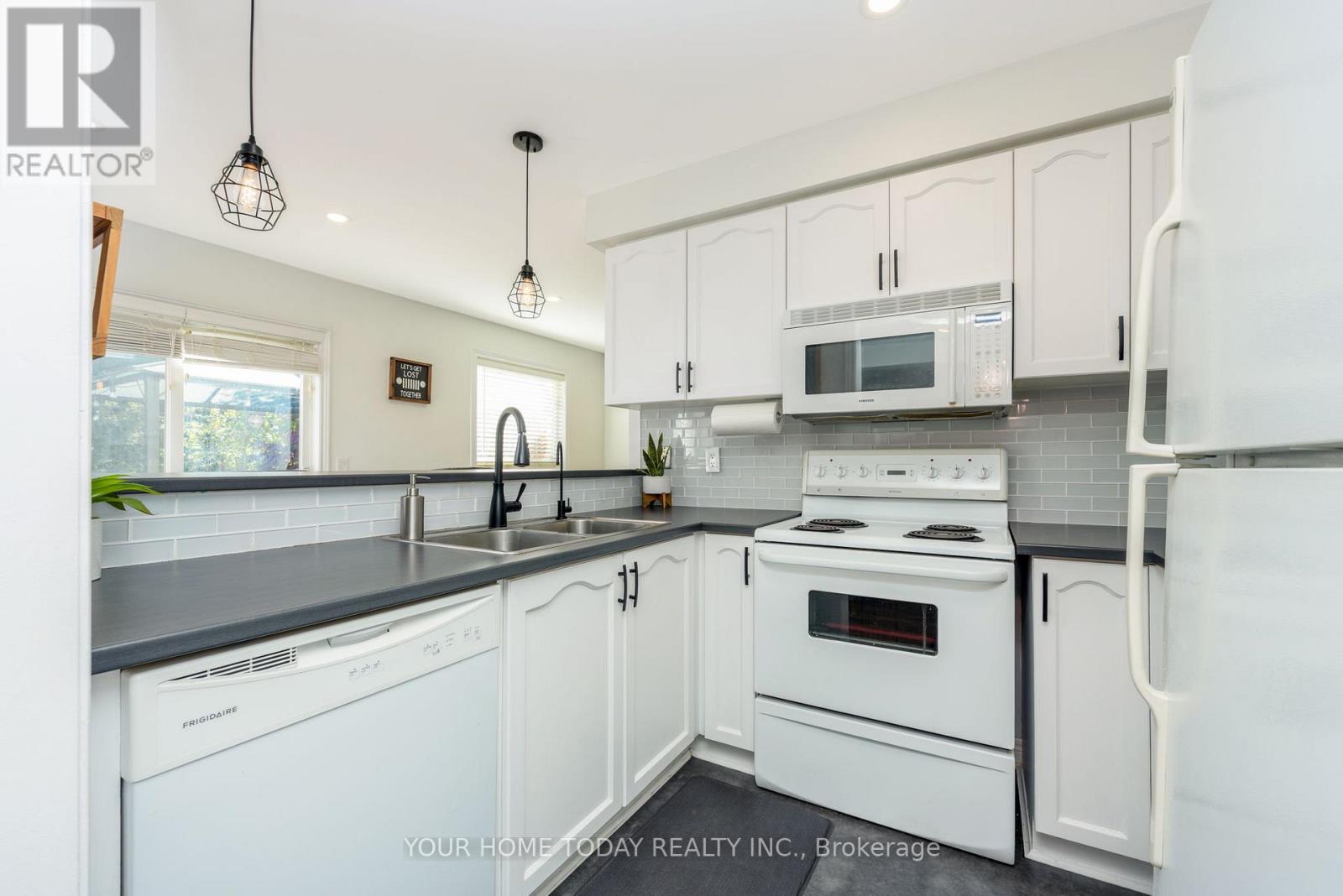 91 Mowat Crescent, Halton Hills, Ontario  L7G 6C8 - Photo 11 - W12468398