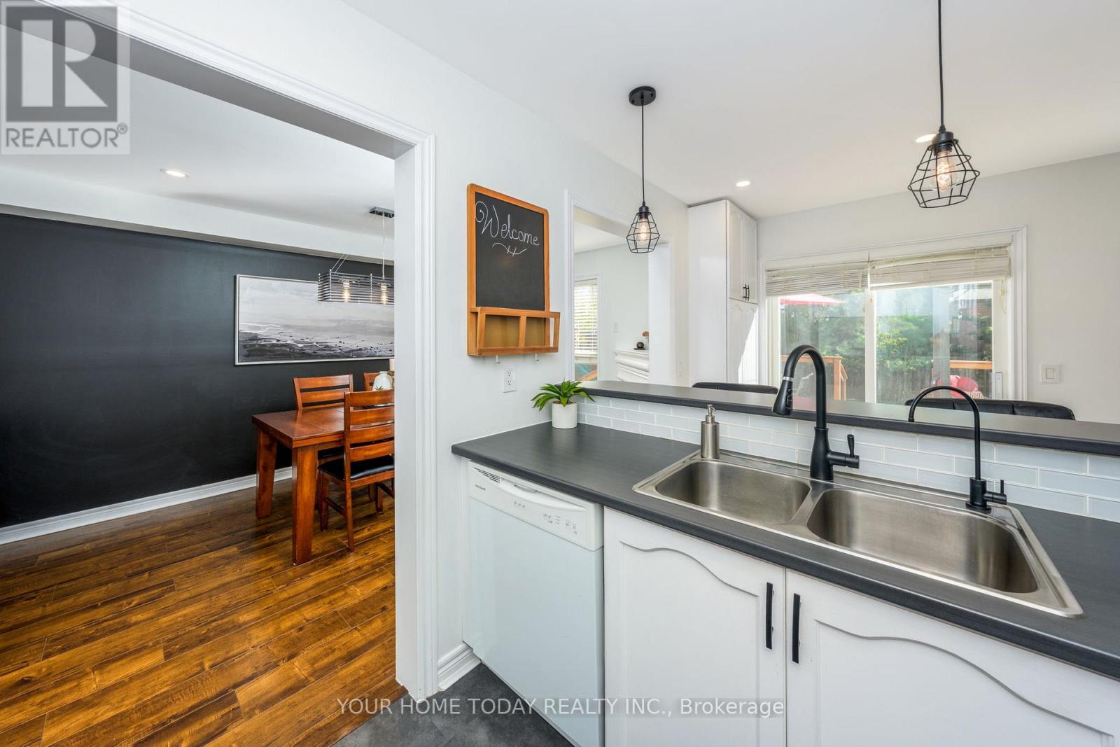 91 Mowat Crescent, Halton Hills, Ontario  L7G 6C8 - Photo 12 - W12468398