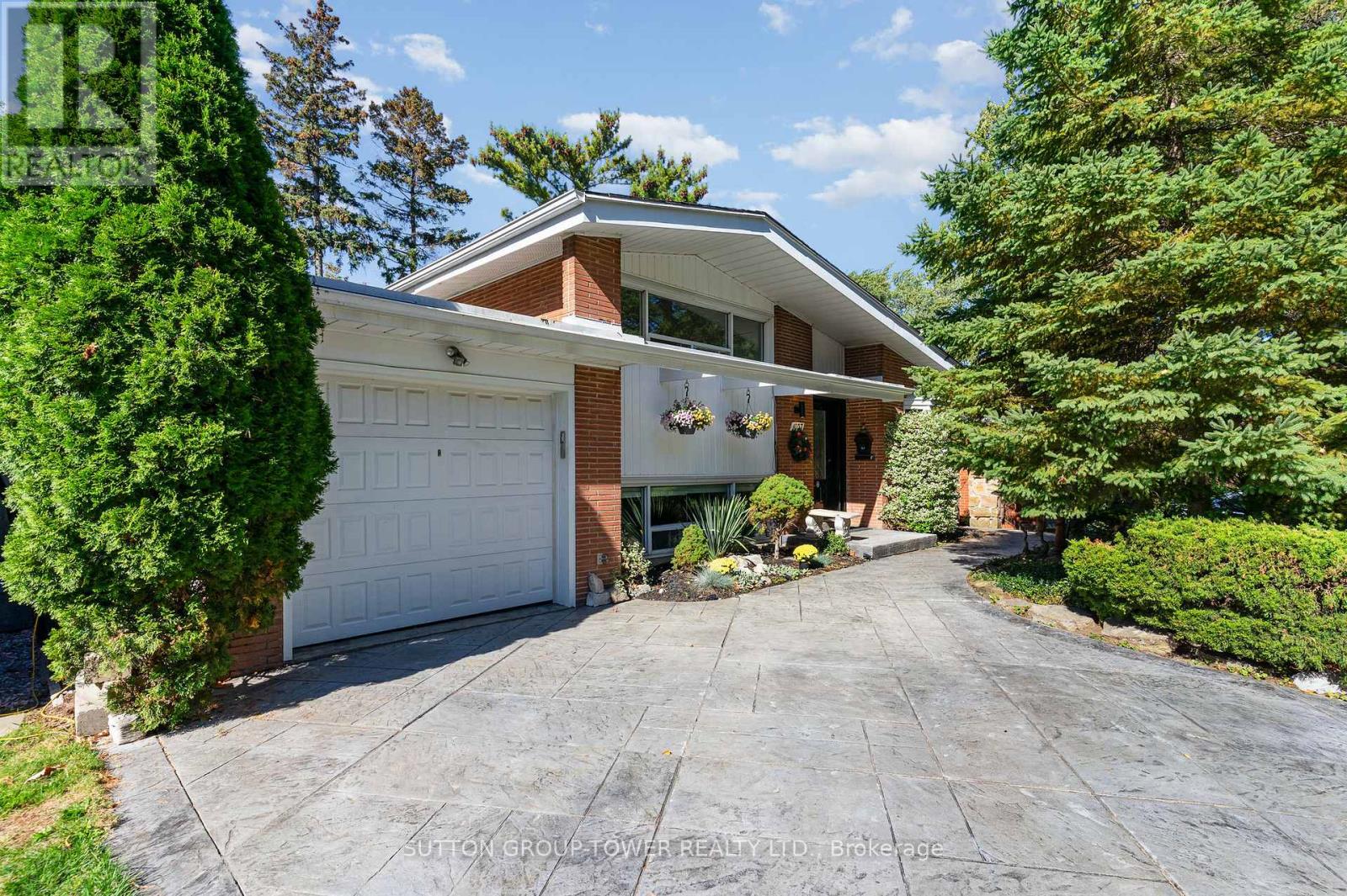 1037 Leilani Drive, Mississauga, Ontario  L4Y 2C8 - Photo 2 - W12468412