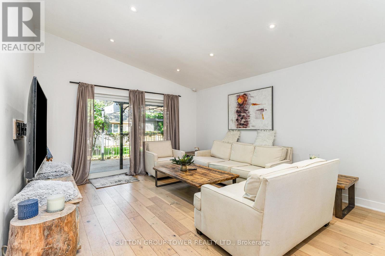 1037 Leilani Drive, Mississauga, Ontario  L4Y 2C8 - Photo 4 - W12468412