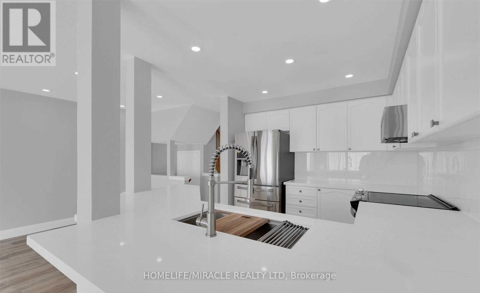254 Wildgrass Road, Mississauga, Ontario  L5B 4G9 - Photo 9 - W12468432