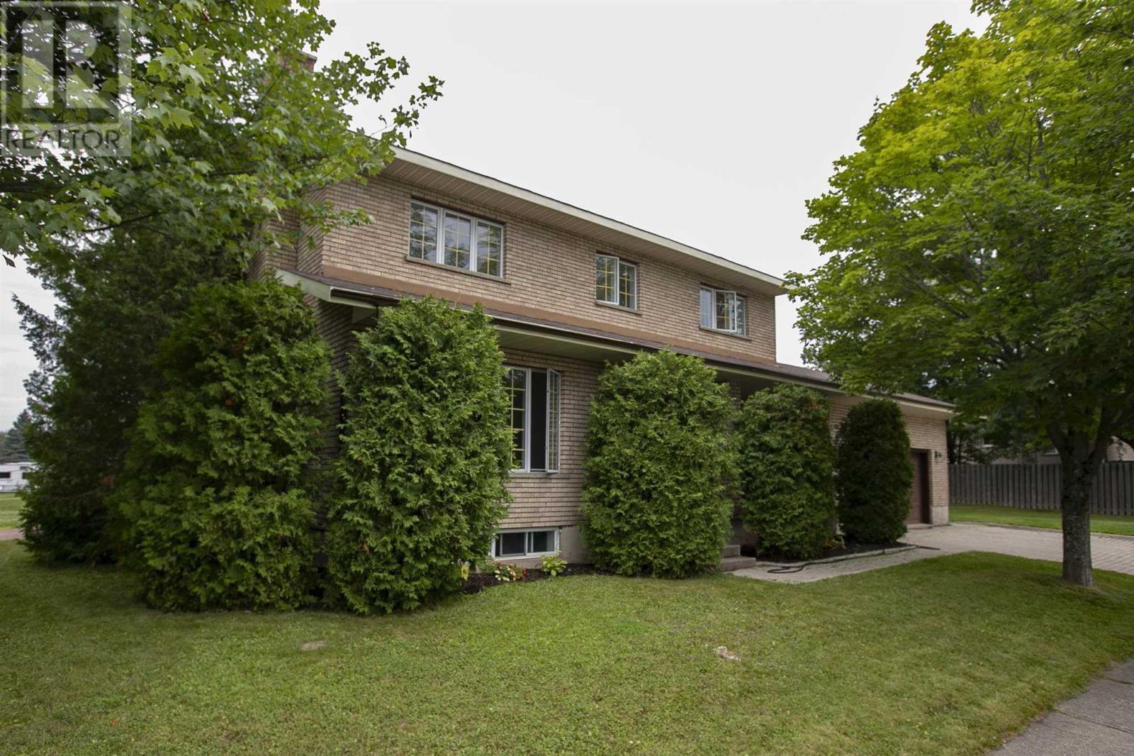 46 Mary Ave, Sault Ste. Marie, Ontario  P6B 5Y5 - Photo 1 - SM252093