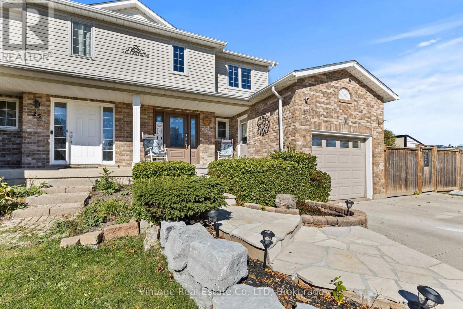 31 Remigio Court, Thorold, Ontario  L2V 5A1 - Photo 2 - X12468608
