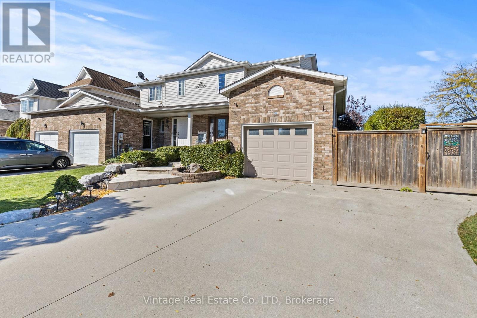 31 Remigio Court, Thorold, Ontario  L2V 5A1 - Photo 3 - X12468608
