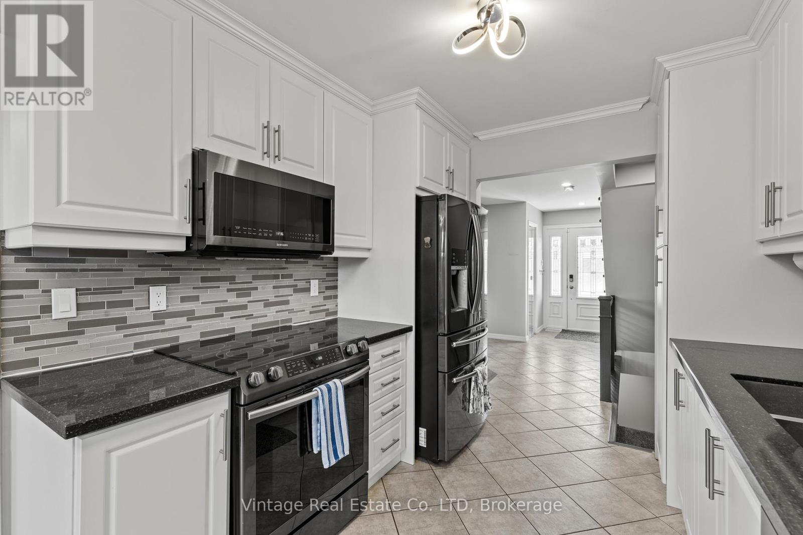 31 Remigio Court, Thorold, Ontario  L2V 5A1 - Photo 5 - X12468608
