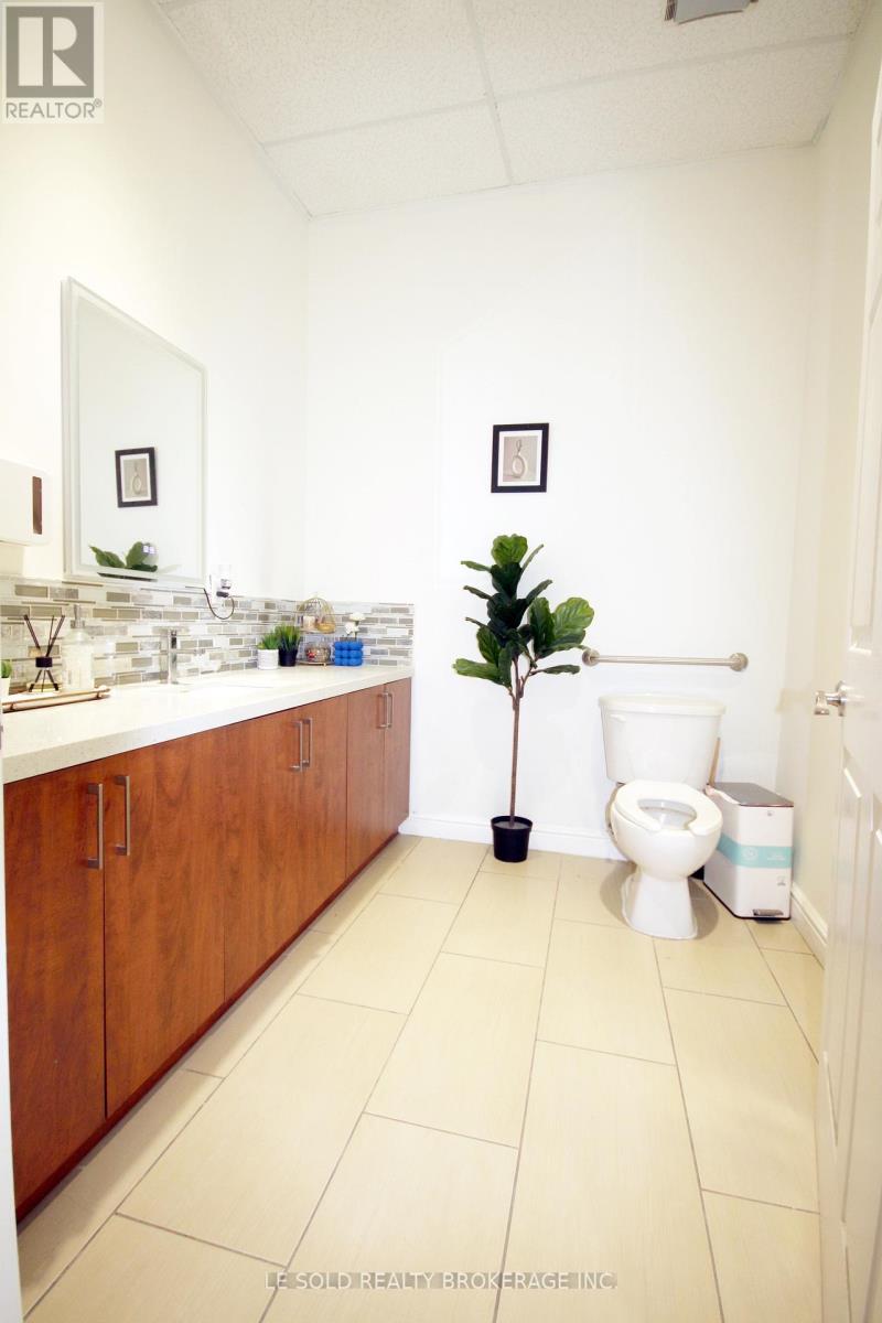 C1 - 125 Pedersen Drive, Aurora, Ontario  L4G 0E3 - Photo 3 - N12468462