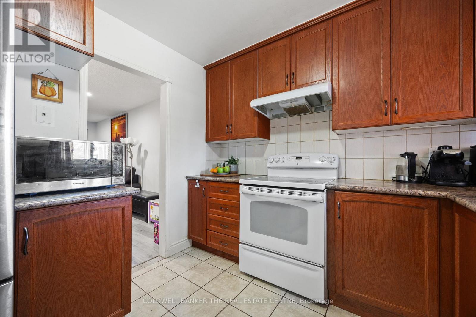 23 Riviera Drive W, Vaughan, Ontario  L4K 2H9 - Photo 5 - N12468521