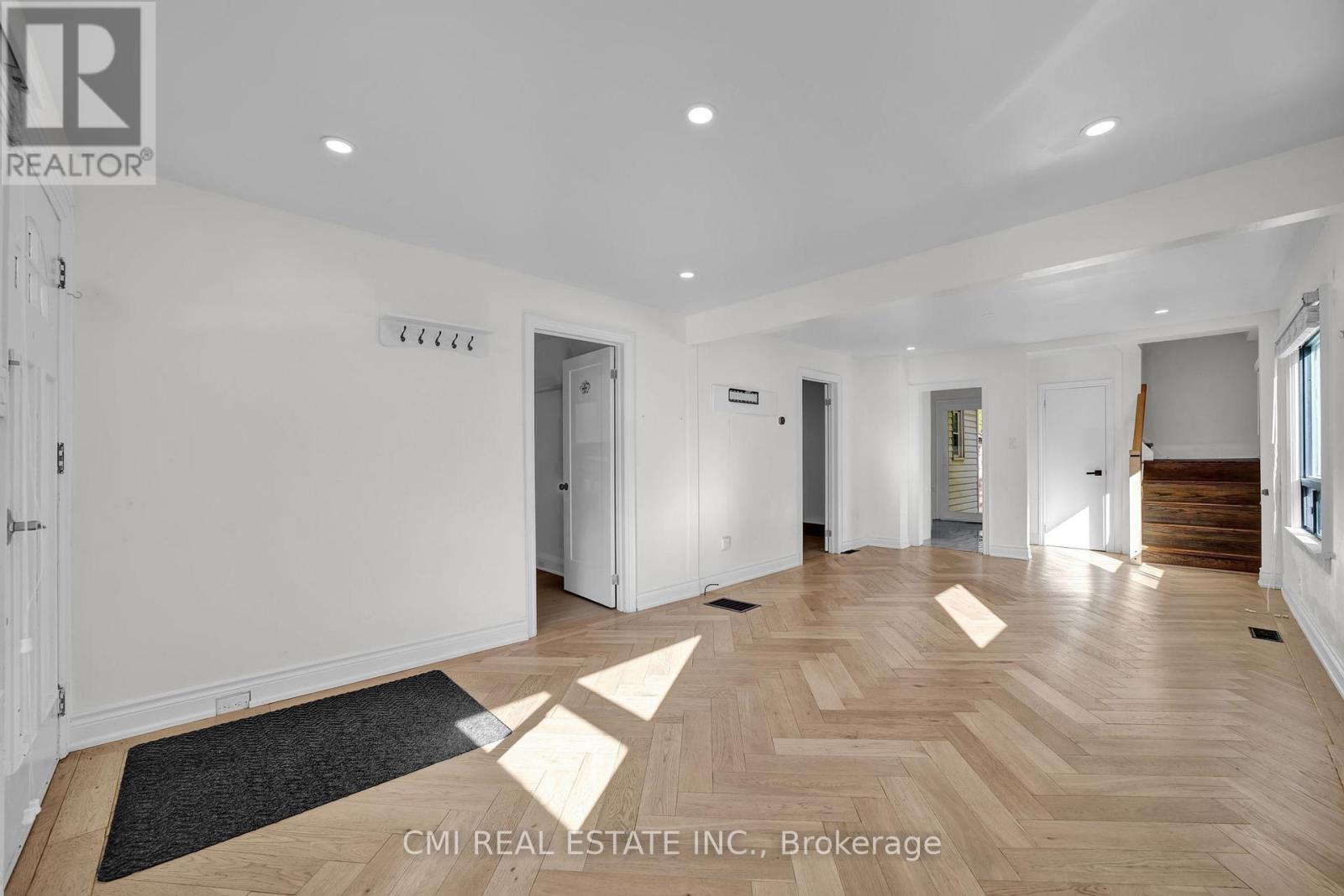 153 Clarence Street, Vaughan, Ontario  L4L 1L4 - Photo 10 - N12468529