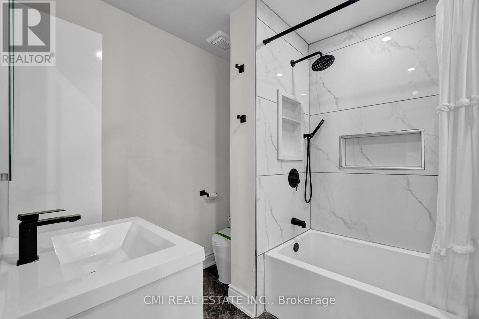 153 Clarence Street, Vaughan, Ontario  L4L 1L4 - Photo 32 - N12468529