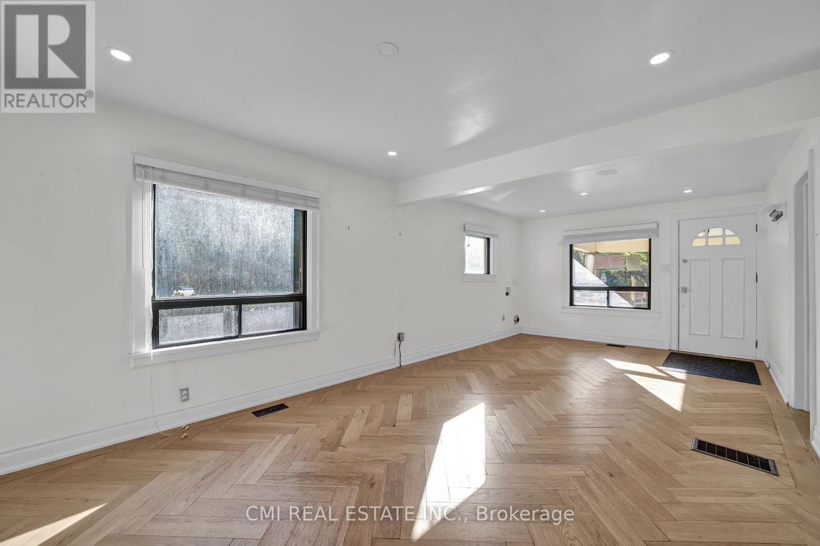 153 Clarence Street, Vaughan, Ontario  L4L 1L4 - Photo 5 - N12468529
