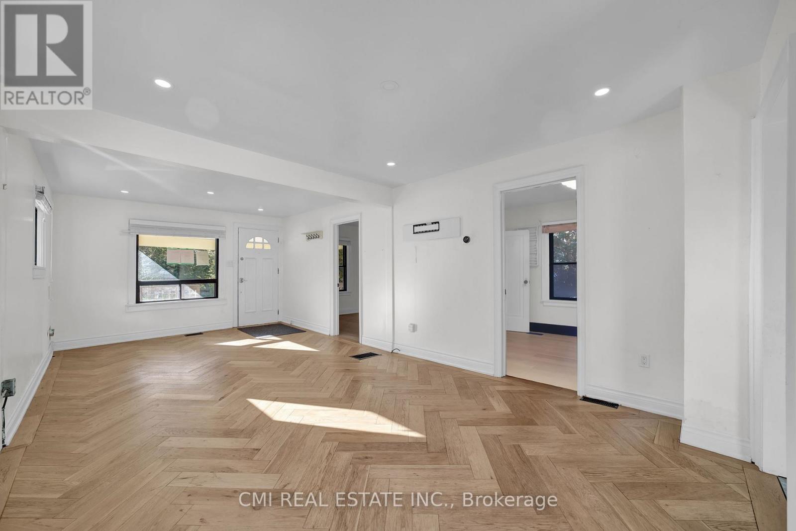 153 Clarence Street, Vaughan, Ontario  L4L 1L4 - Photo 6 - N12468529