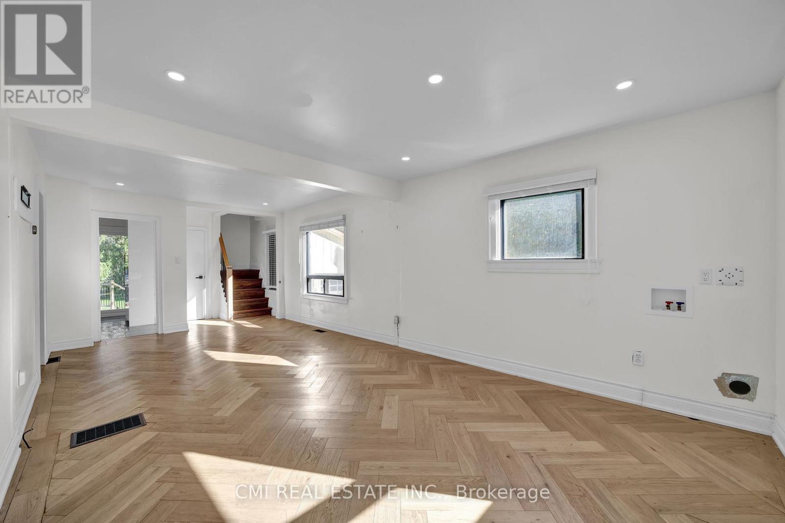 153 Clarence Street, Vaughan, Ontario  L4L 1L4 - Photo 7 - N12468529