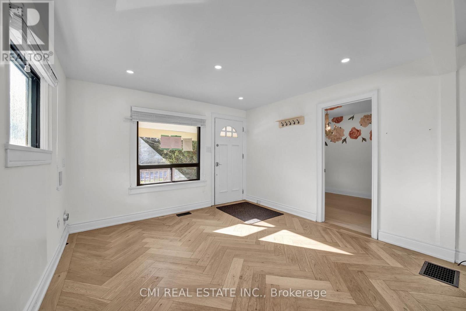 153 Clarence Street, Vaughan, Ontario  L4L 1L4 - Photo 8 - N12468529