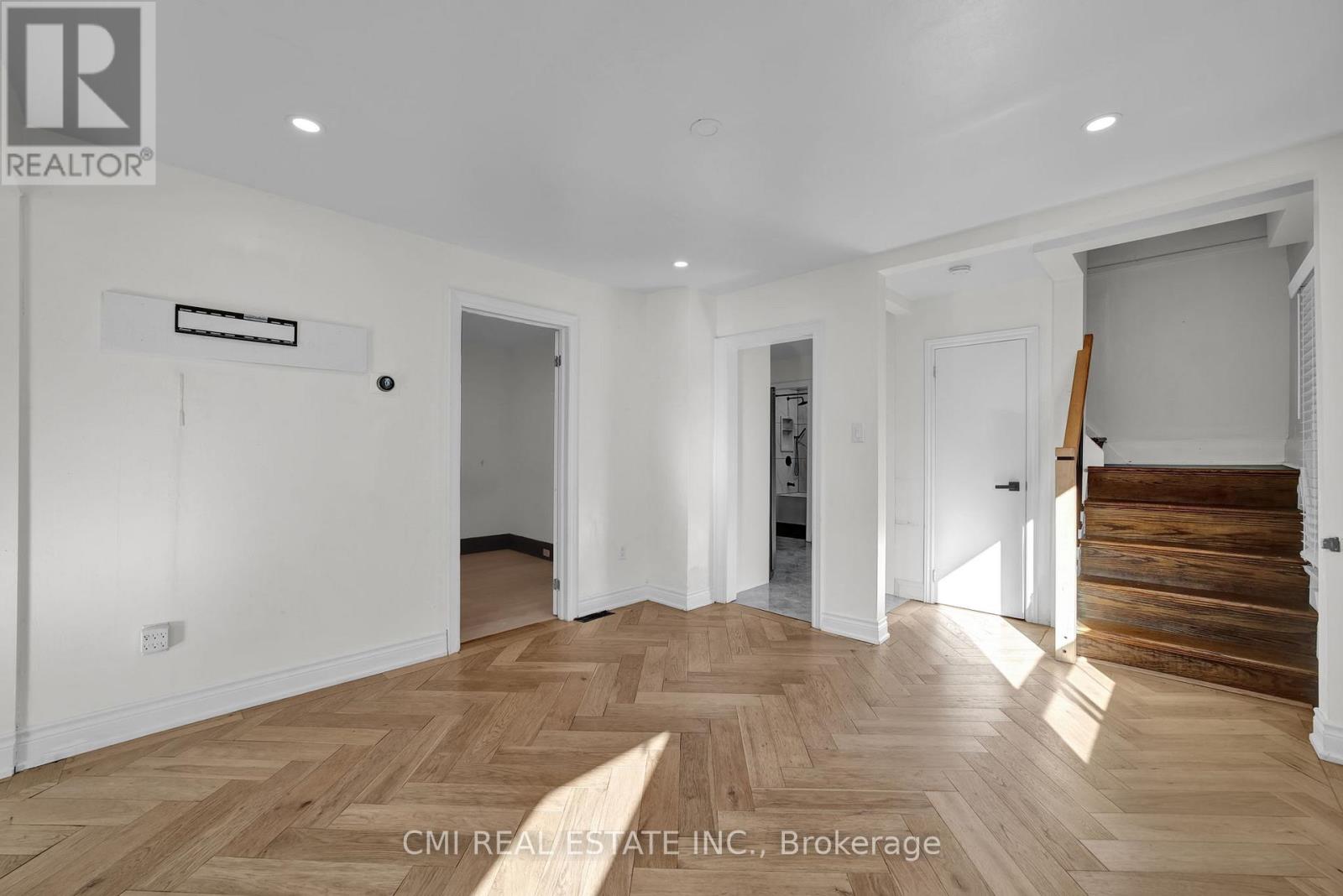153 Clarence Street, Vaughan, Ontario  L4L 1L4 - Photo 9 - N12468529