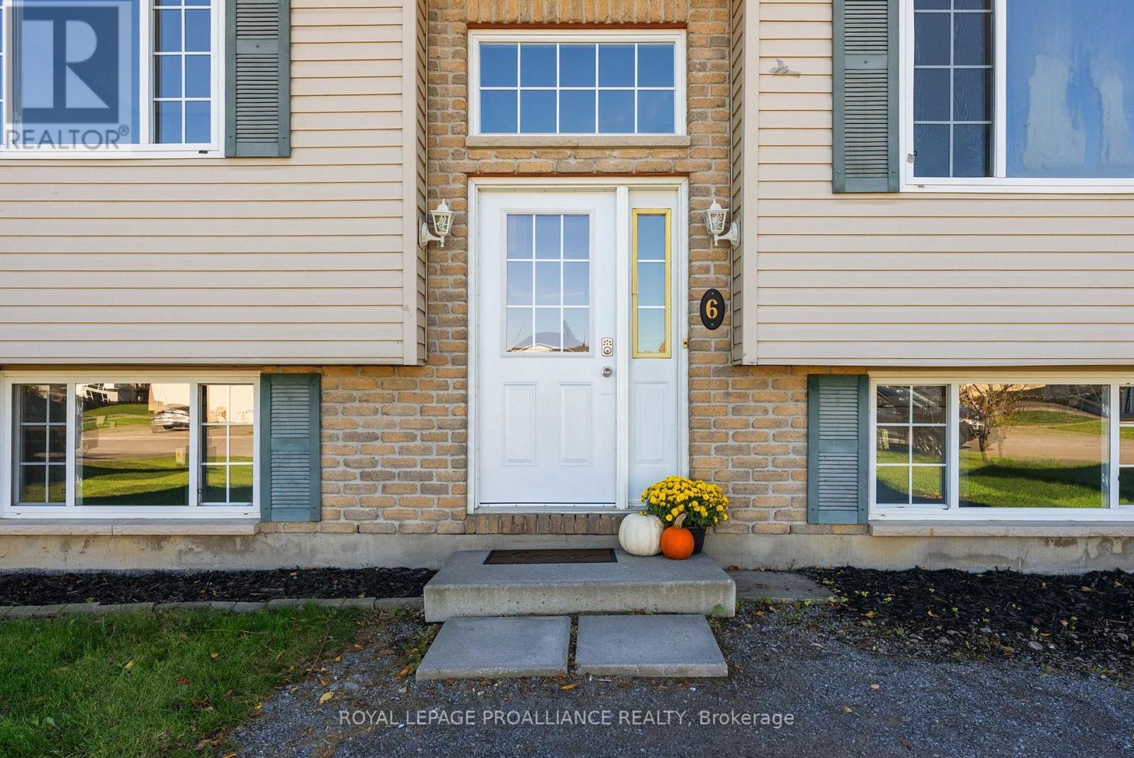6 Lake Court, Belleville, Ontario  K8P 5M8 - Photo 3 - X12468614